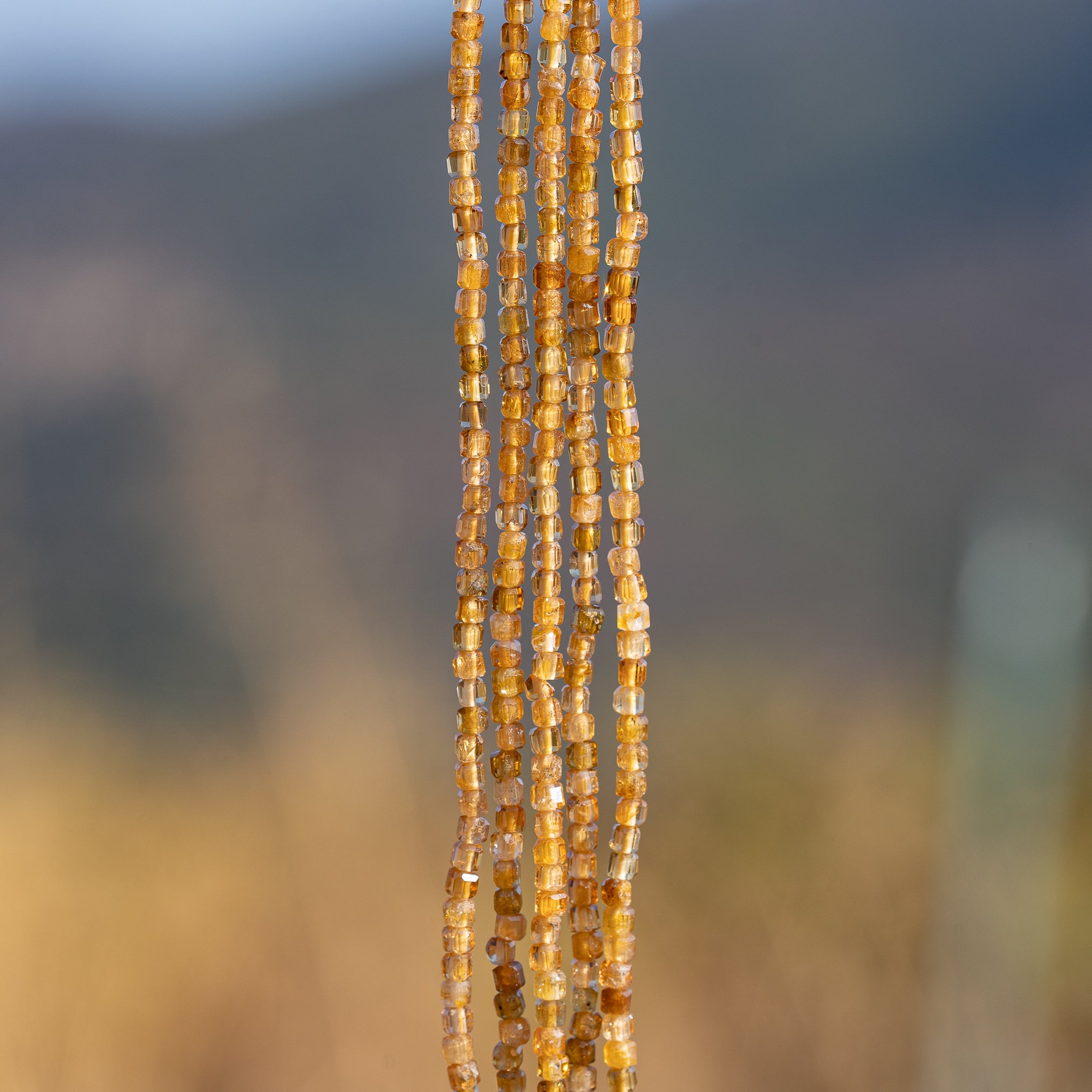 Perles cubes facettes de Tourmaline jaune de 2,5 mm ( rang de env 168 perles )