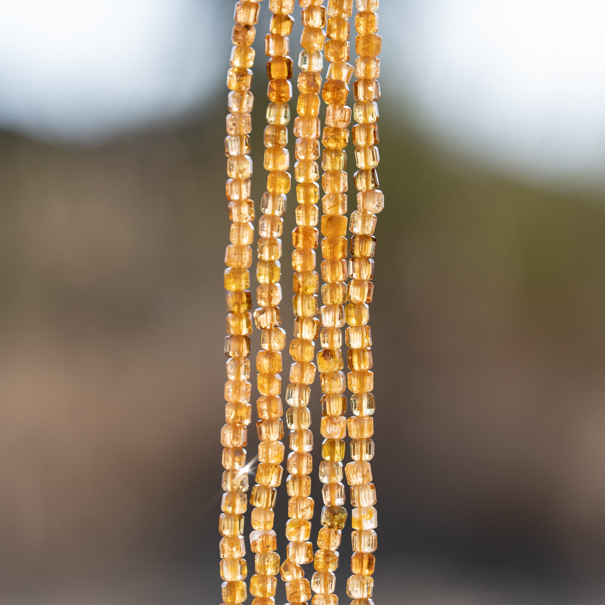 Perles cubes facettes de Tourmaline jaune de 2,5 mm ( rang de env 168 perles )