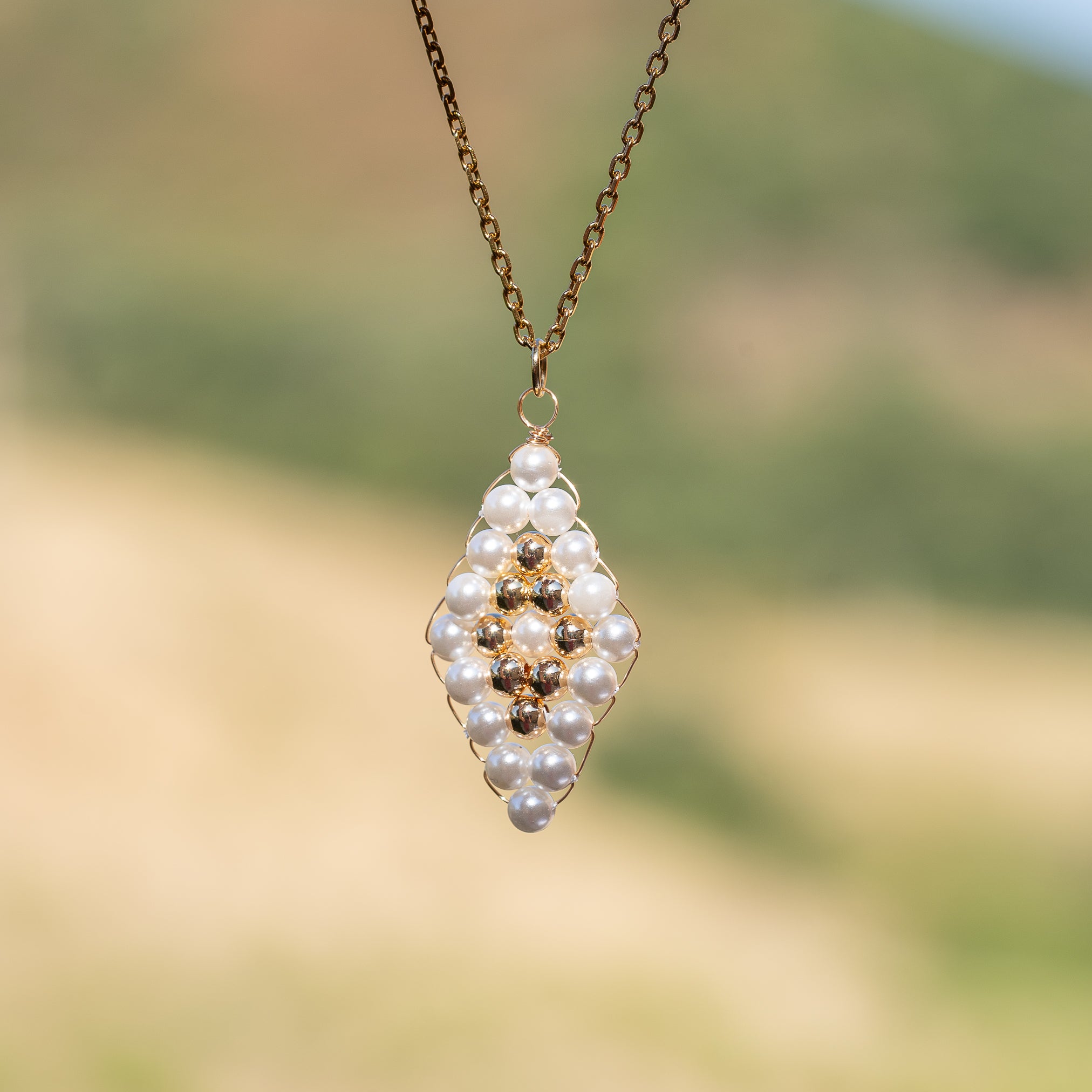 Pendentif en cuivre/laiton doré et perles d&