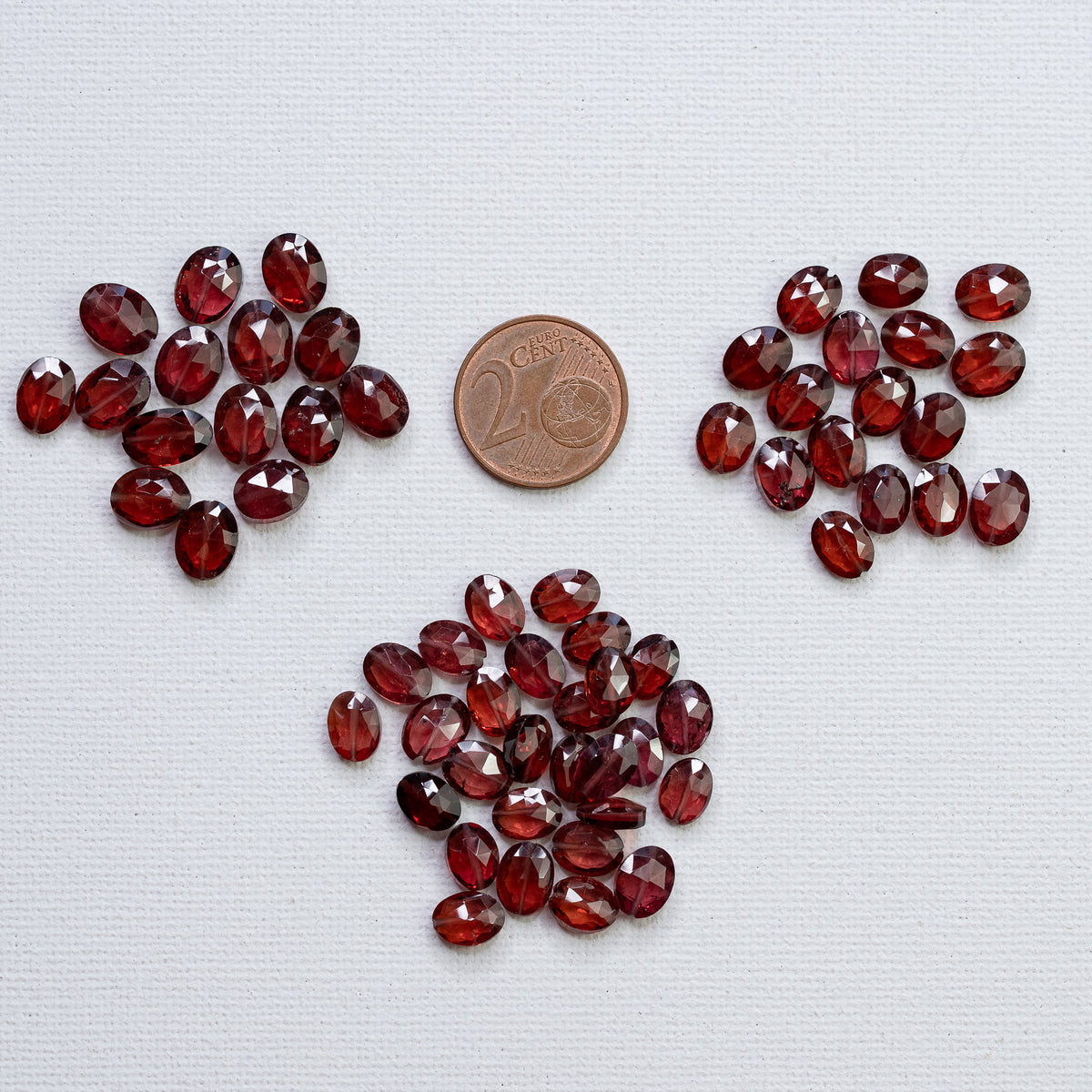 Perles ovales facettes de Grenat almandin de 7/8 mm ( lot de 2 perles )