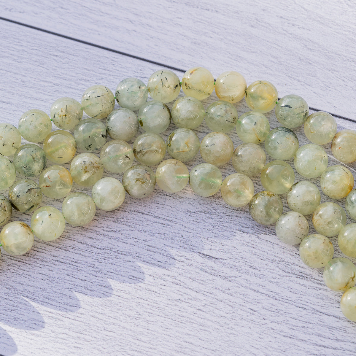 Perles rondes lisses de Préhnite verte de 10,5 mm ( 1/2 rang de env 18 perles )