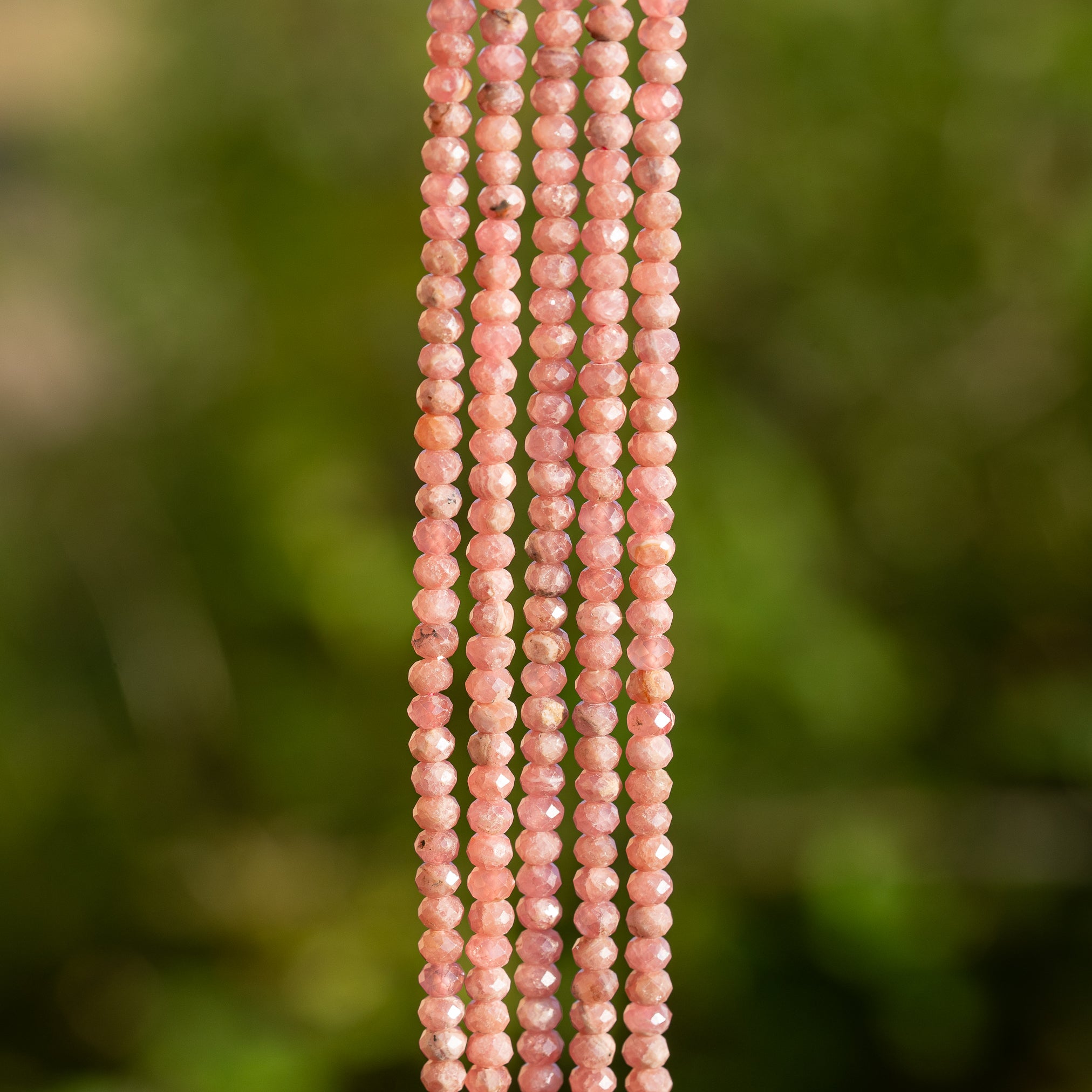 Perles rondelles facettes de Rhodochrosite de 3,5 mm ( 1/2 rang de env 70 perles )