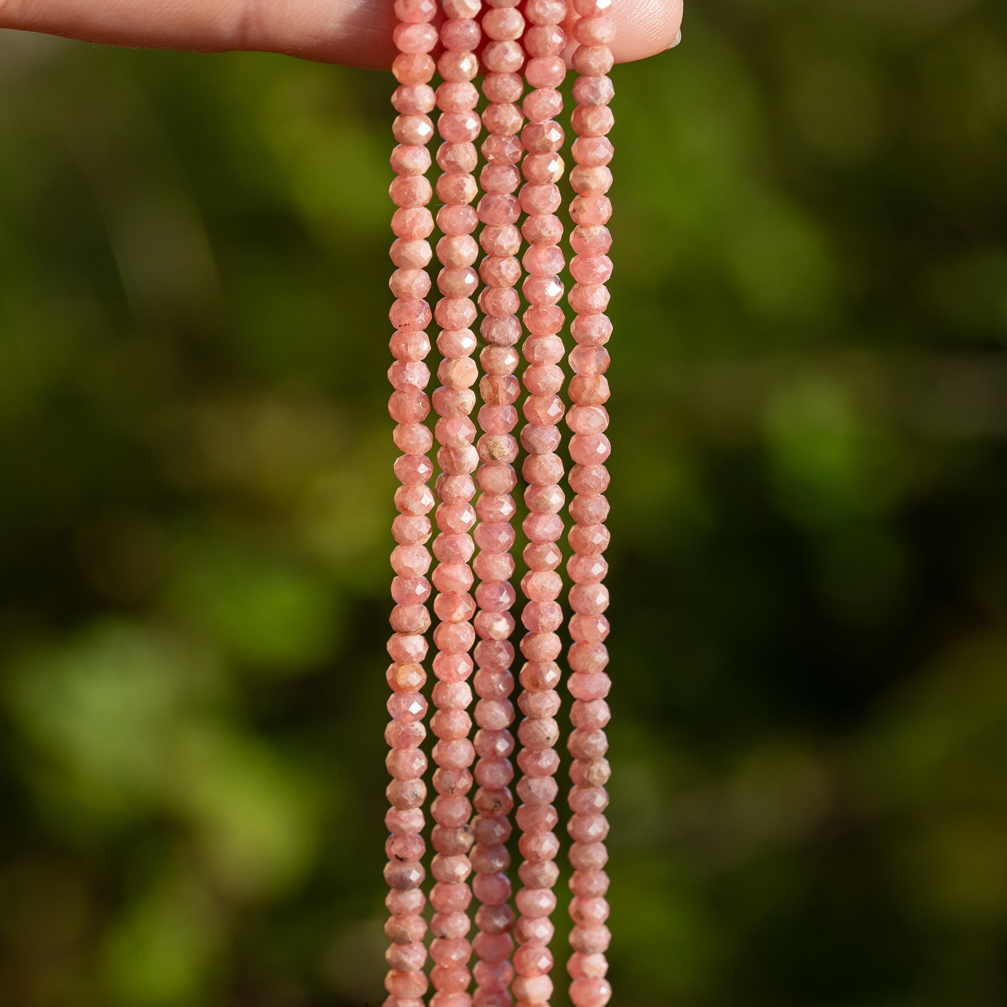 Perles rondelles facettes de Rhodochrosite de 3,5 mm ( 1/2 rang de env 70 perles )