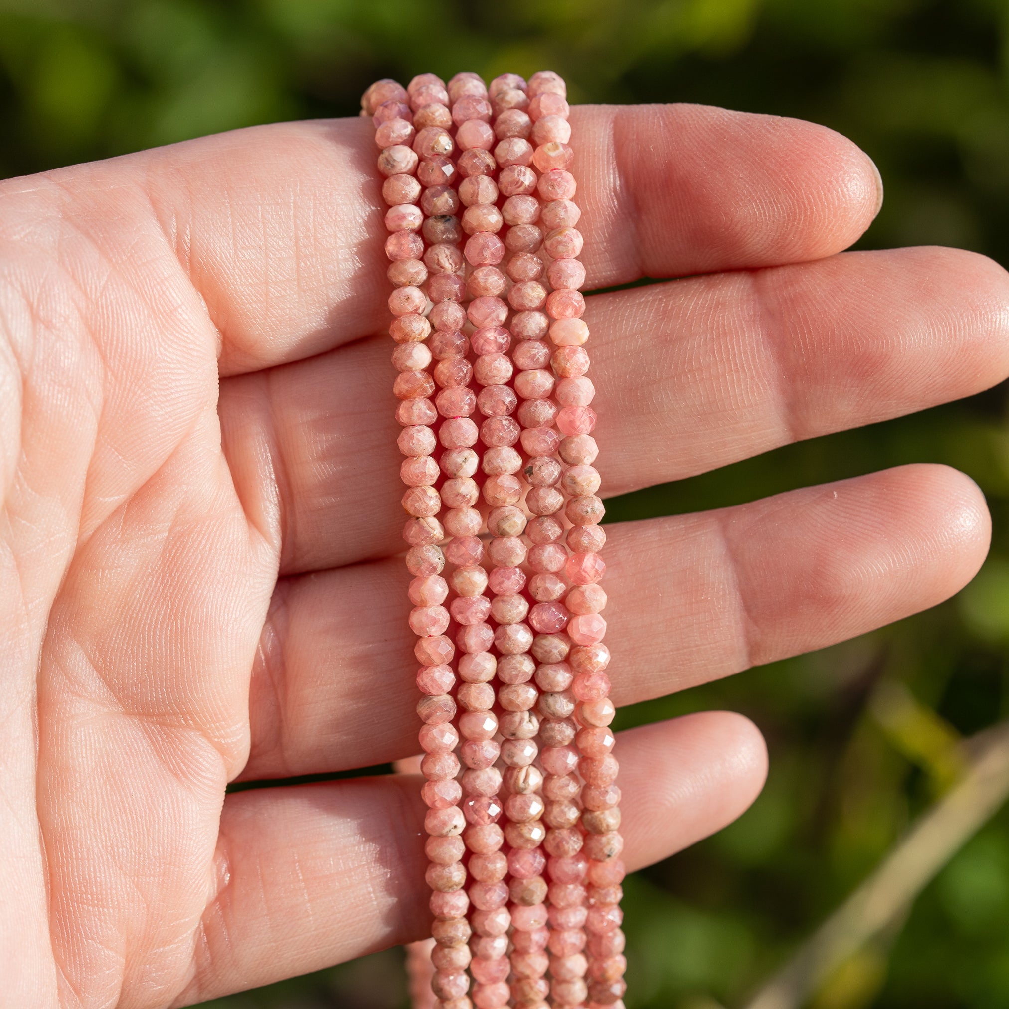 Perles rondelles facettes de Rhodochrosite de 3,5 mm ( 1/2 rang de env 70 perles )