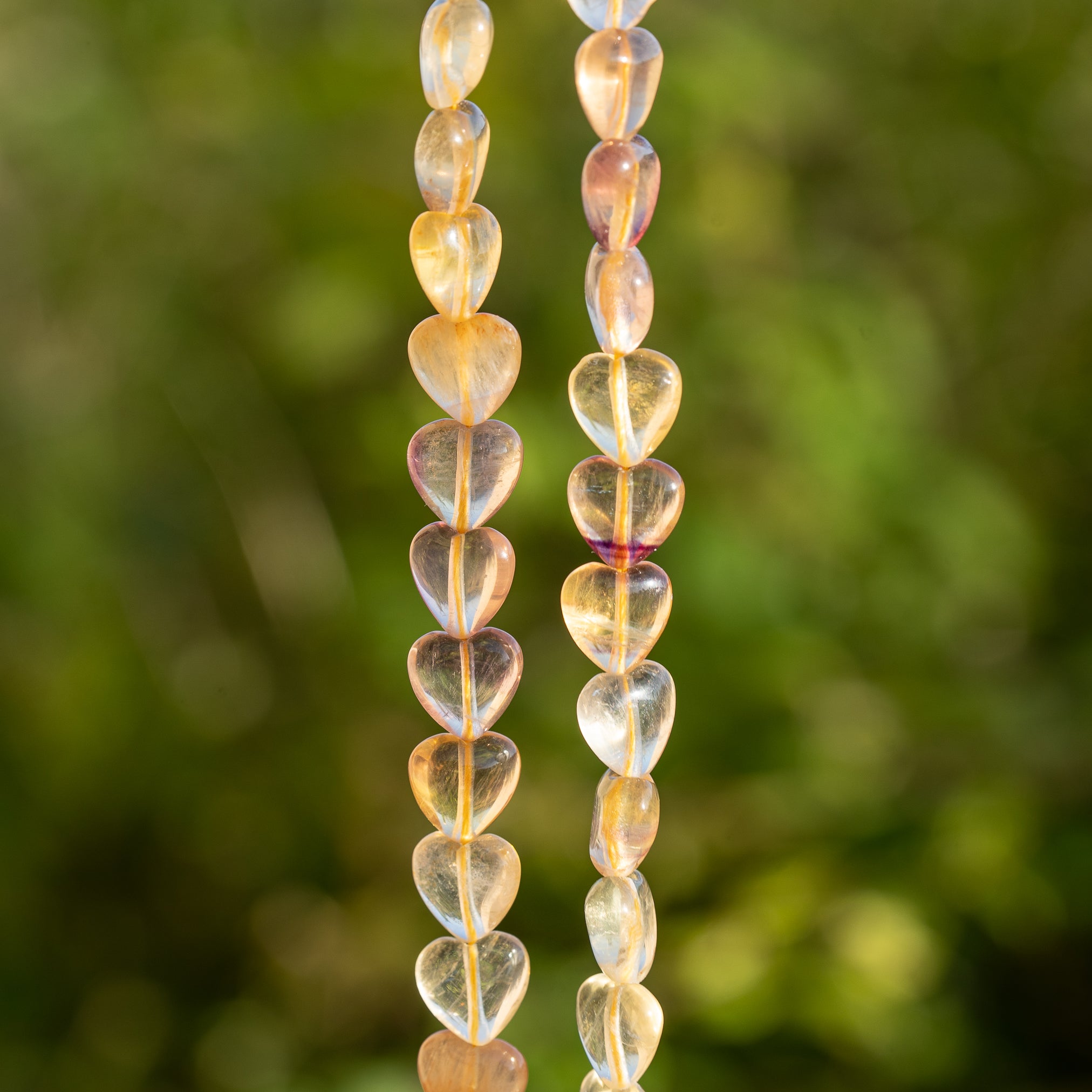Perles coeur lisses de Fluorite jaune/violet de env 9,5 mm ( lot de 4 perles )