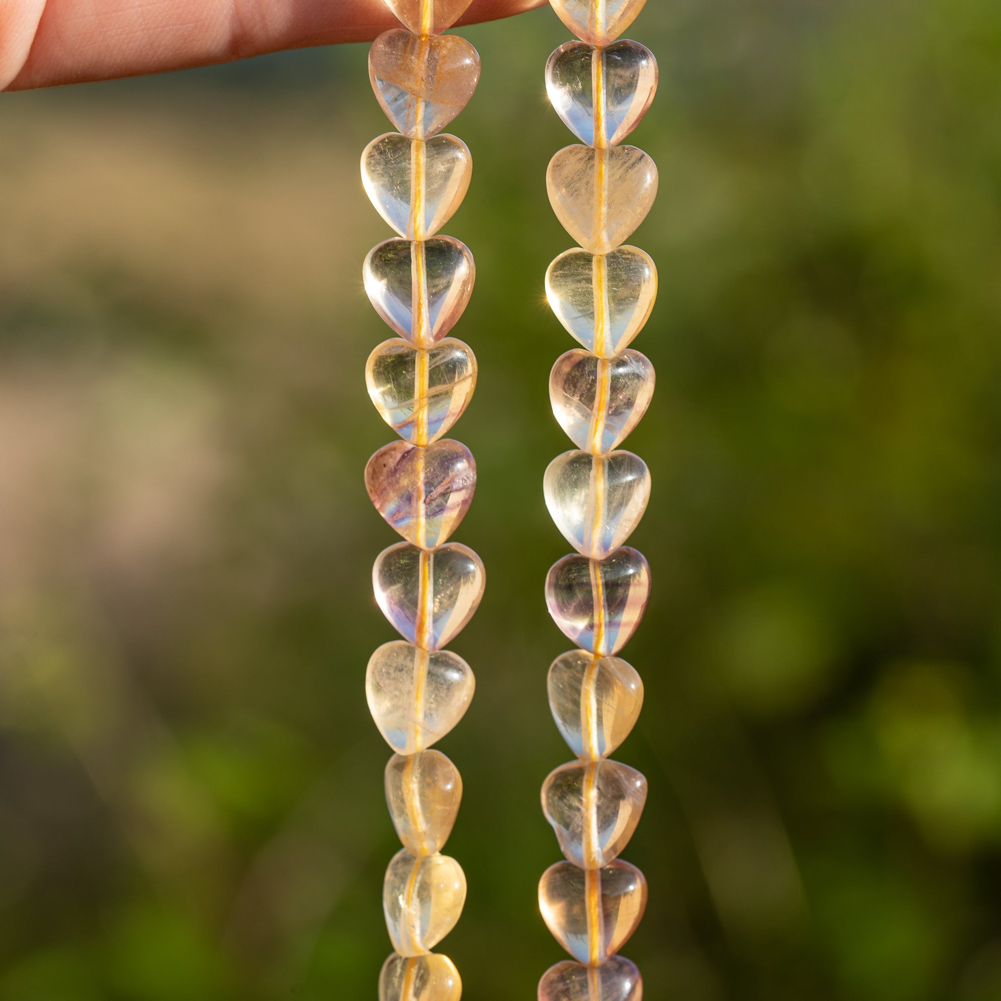 Perles coeur lisses de Fluorite jaune/violet de env 9,5 mm ( lot de 4 perles )