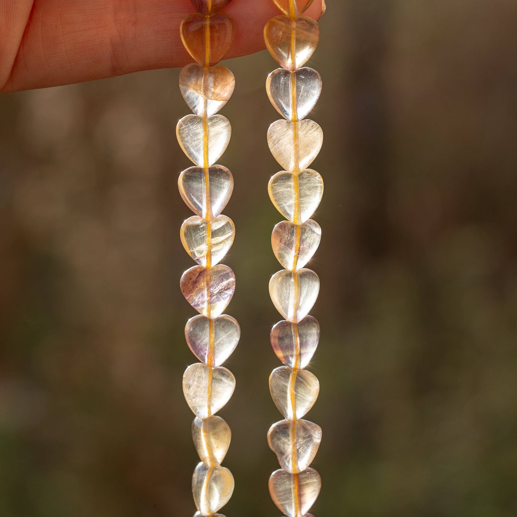 Perles coeur lisses de Fluorite jaune/violet de env 9,5 mm ( lot de 4 perles )