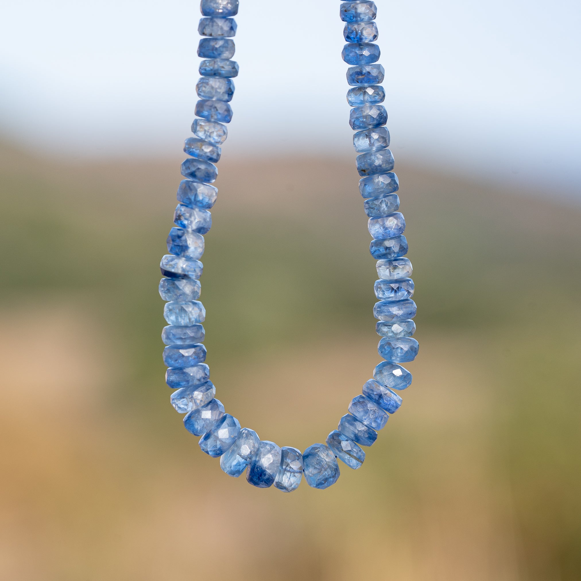 Perles rondelles facettes de Cyanite bleue de env 3 à 6,7 mm ( lot de 4 perles )