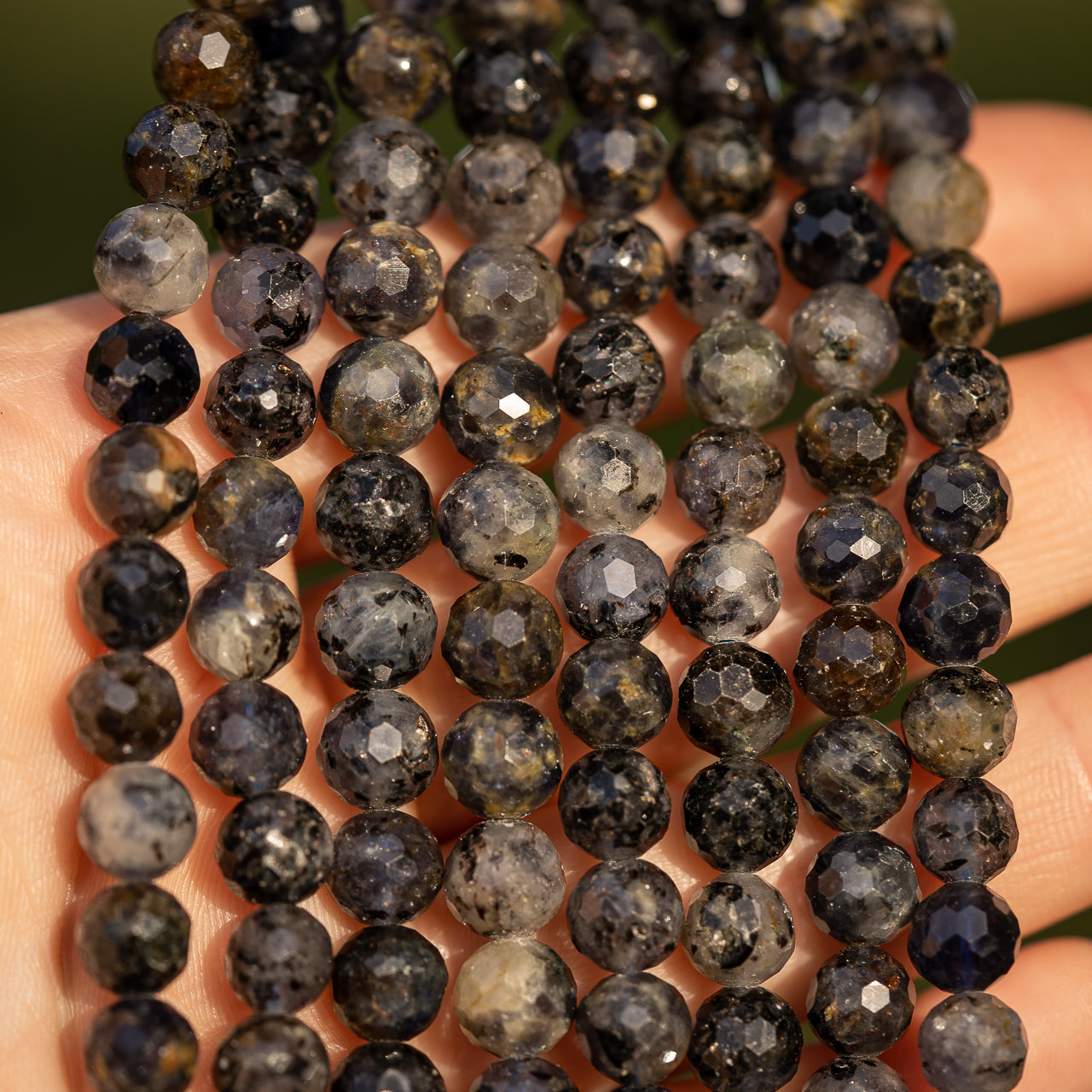 Perles rondes facettes de Iolite de 7,5 mm ( rang de env 52 perles )