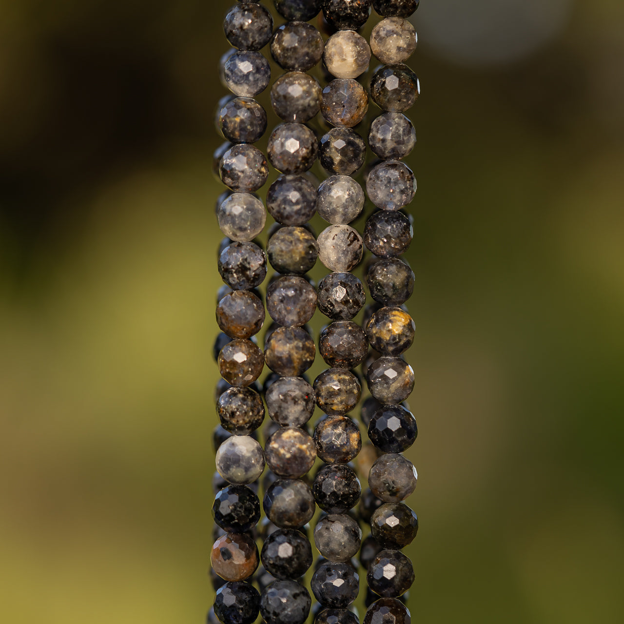 Perles rondes facettes de Iolite de 7,5 mm ( rang de env 52 perles )