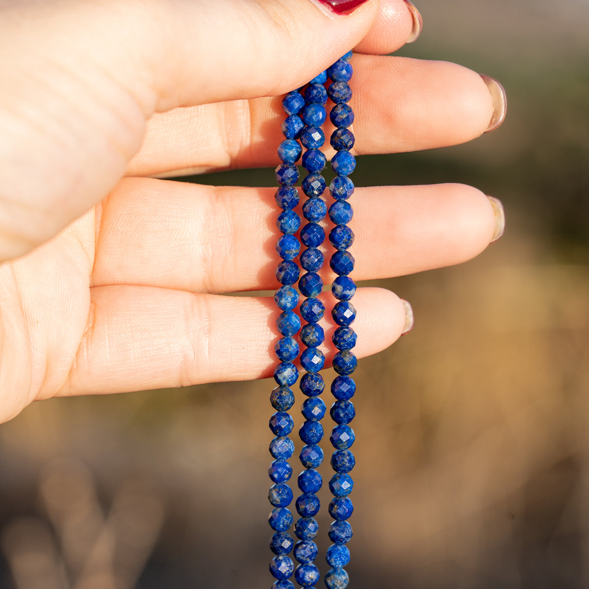 Perles rondes facettes de Lapis-lazuli de 4,2 mm ( 1/2 rang de env 46 perles )