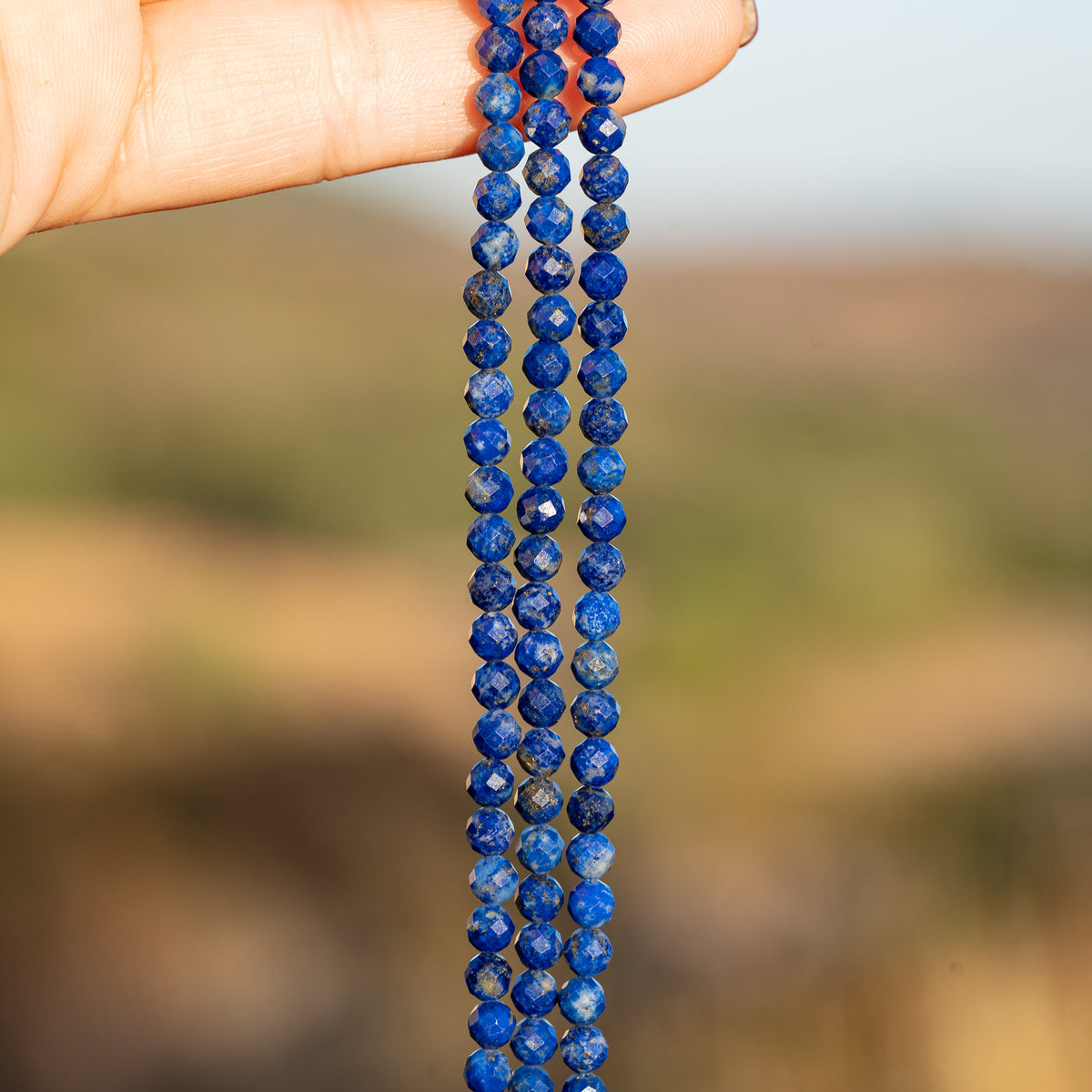 Perles rondes facettes de Lapis-lazuli de 4,2 mm ( 1/2 rang de env 46 perles )
