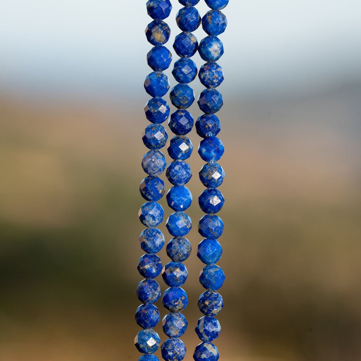 Perles rondes facettes de Lapis-lazuli de 4,2 mm ( 1/2 rang de env 46 perles )