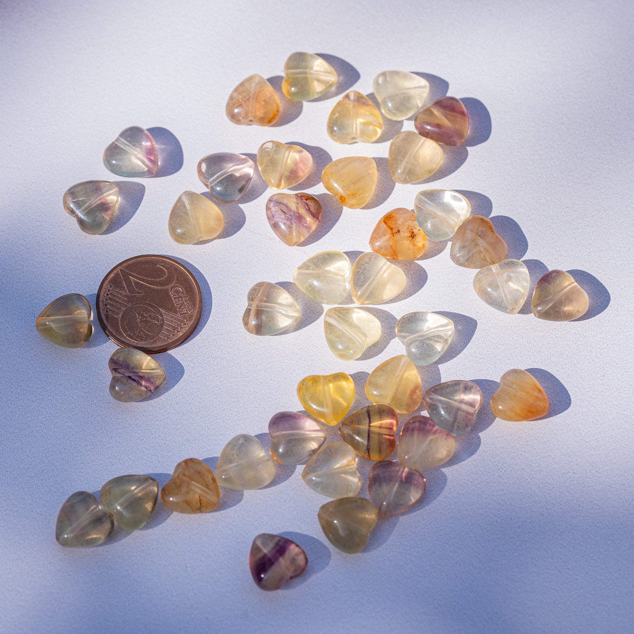 Perles coeur lisses de Fluorite jaune/violet de env 9,5 mm ( lot de 4 perles )