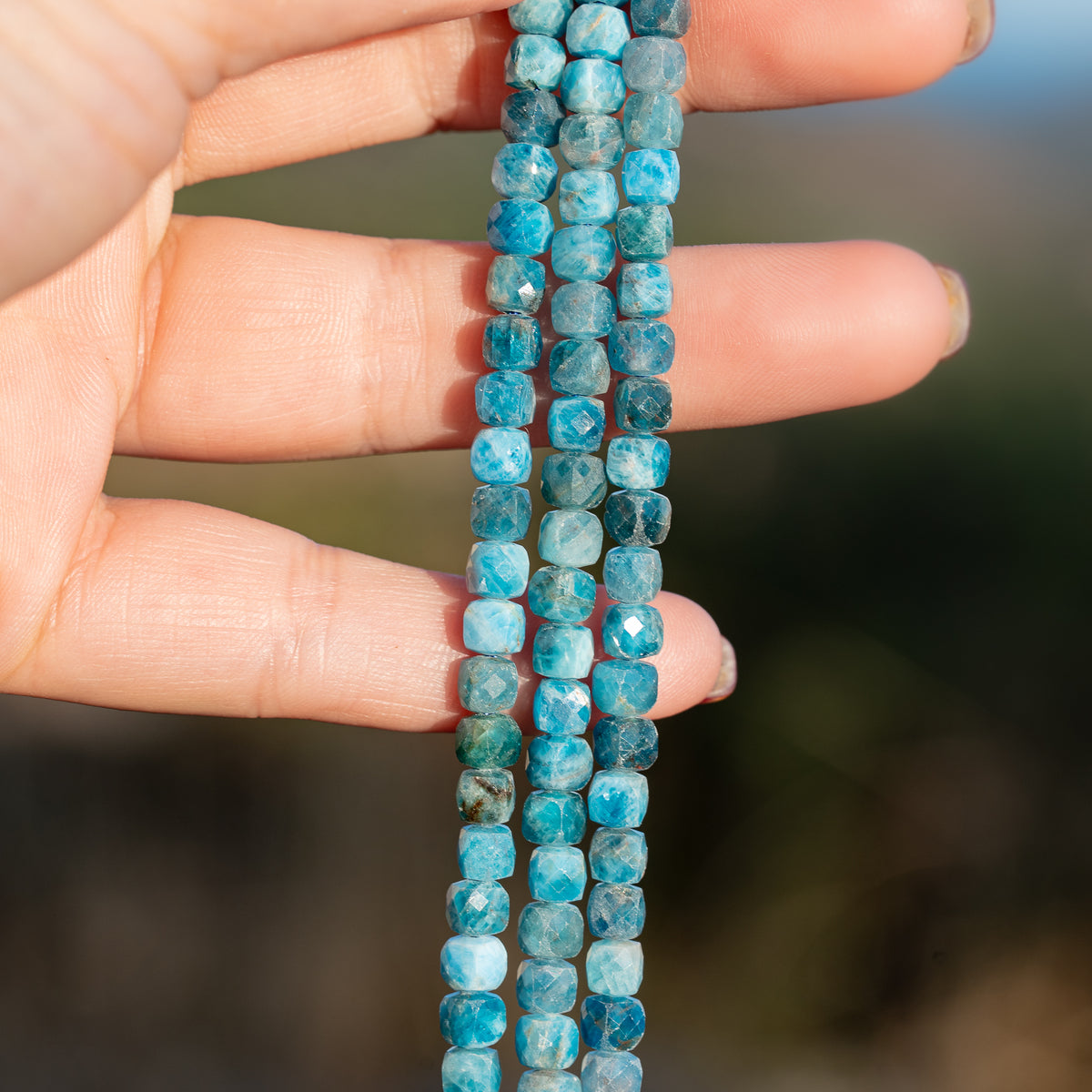 Perles cubes facettes en Apatite bleue de 5 mm ( 1/2 rang de env 46 perles )