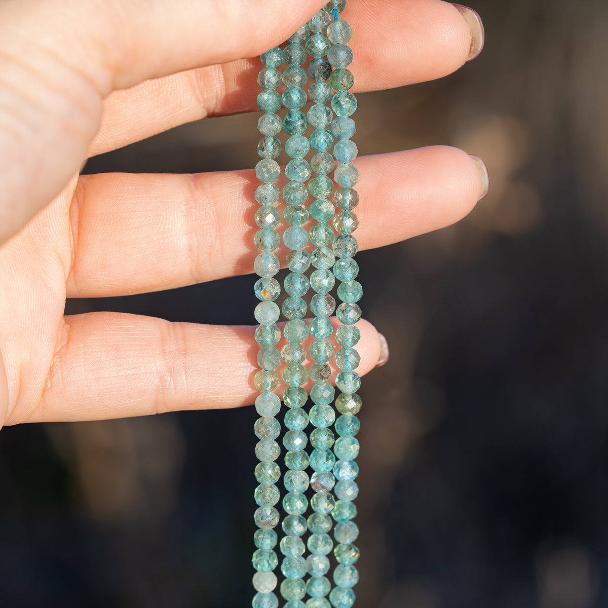 Perles rondes facettes en Apatite bleue de 4,3 mm ( rang de env 100 perles )