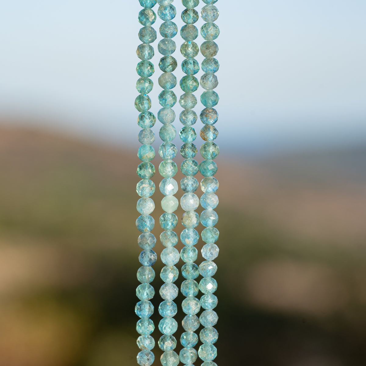 Perles rondes facettes en Apatite bleue de 4,3 mm ( rang de env 100 perles )