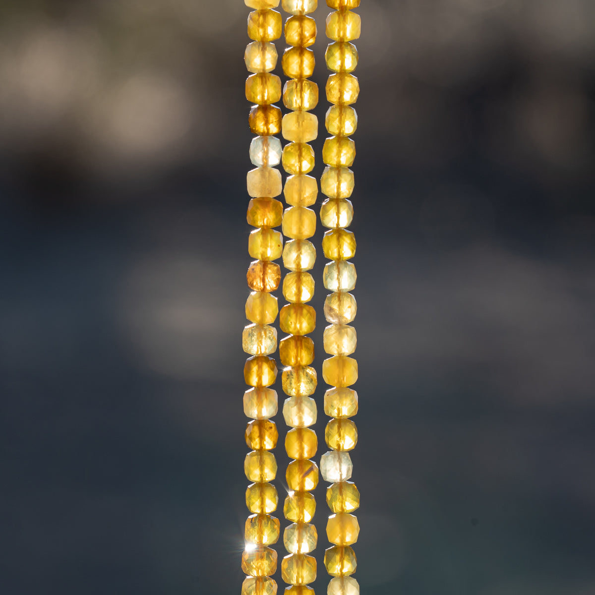 Perles cubes facettes en Opale jaune de 5 mm ( 1/2 rang de env 41 perles )