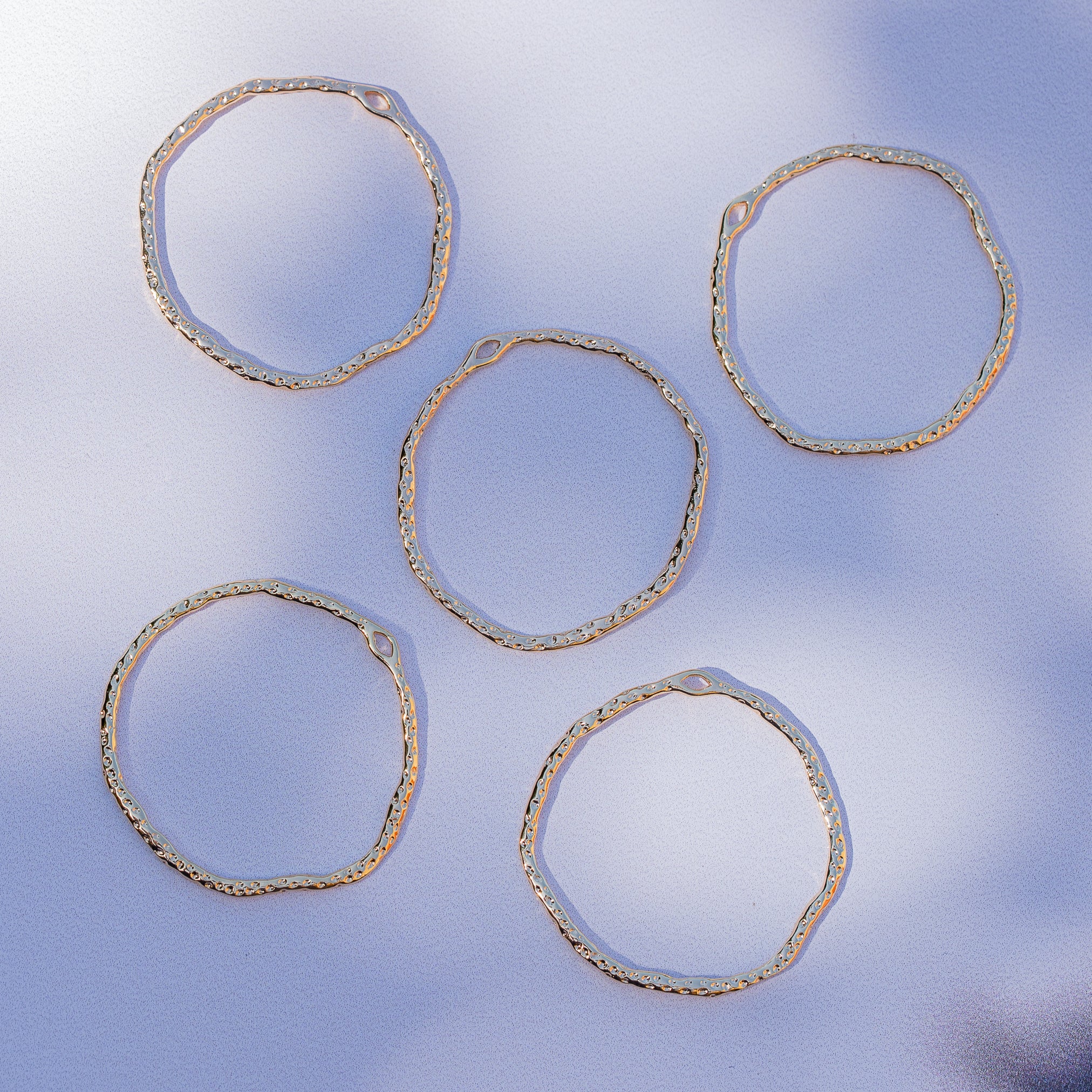 Breloque connecteur ronde texturée en laiton plaqué or 18k de 37,5 mm ( à l&