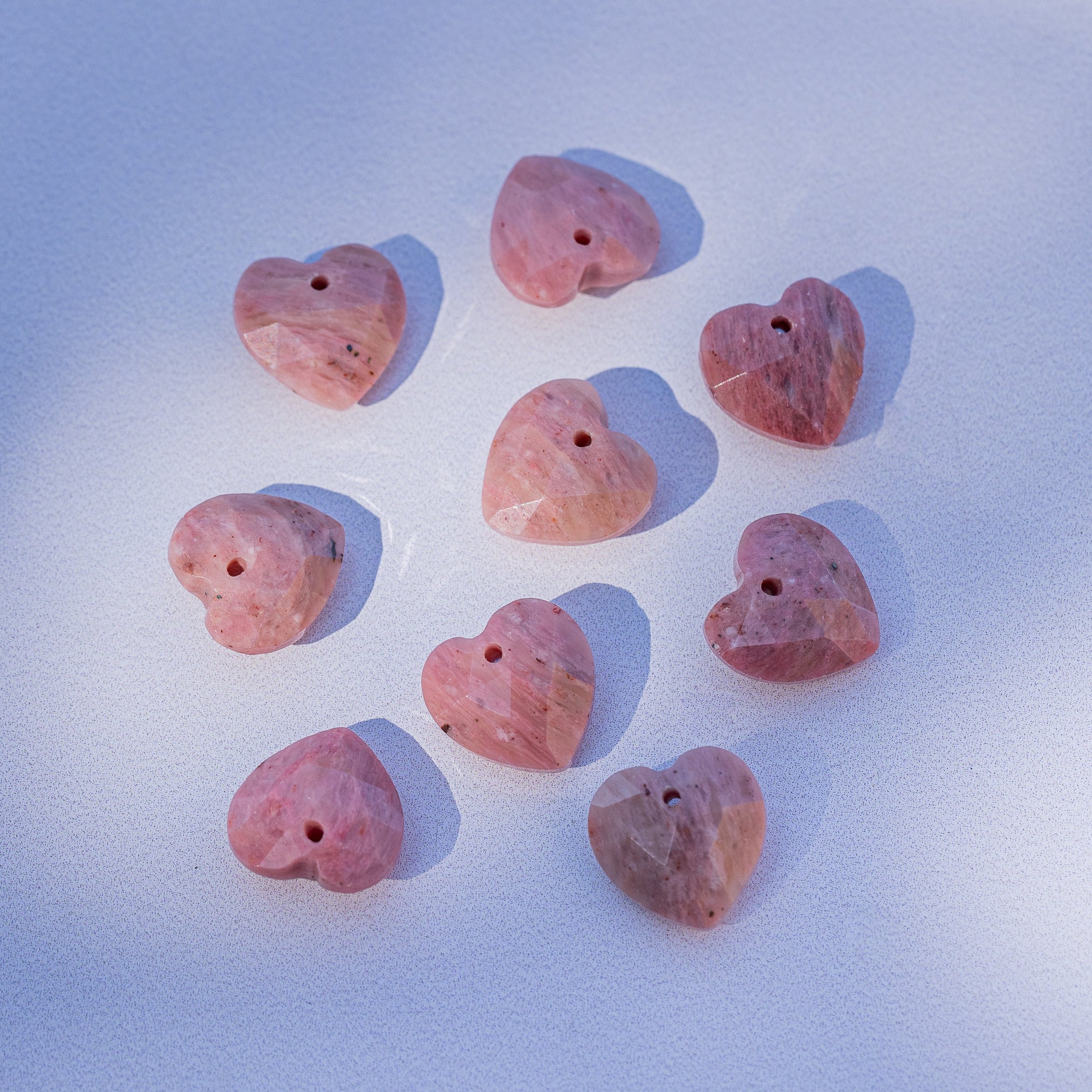 Petits pendentifs coeur facettes en Rhodonite de 13 mm ( à l&