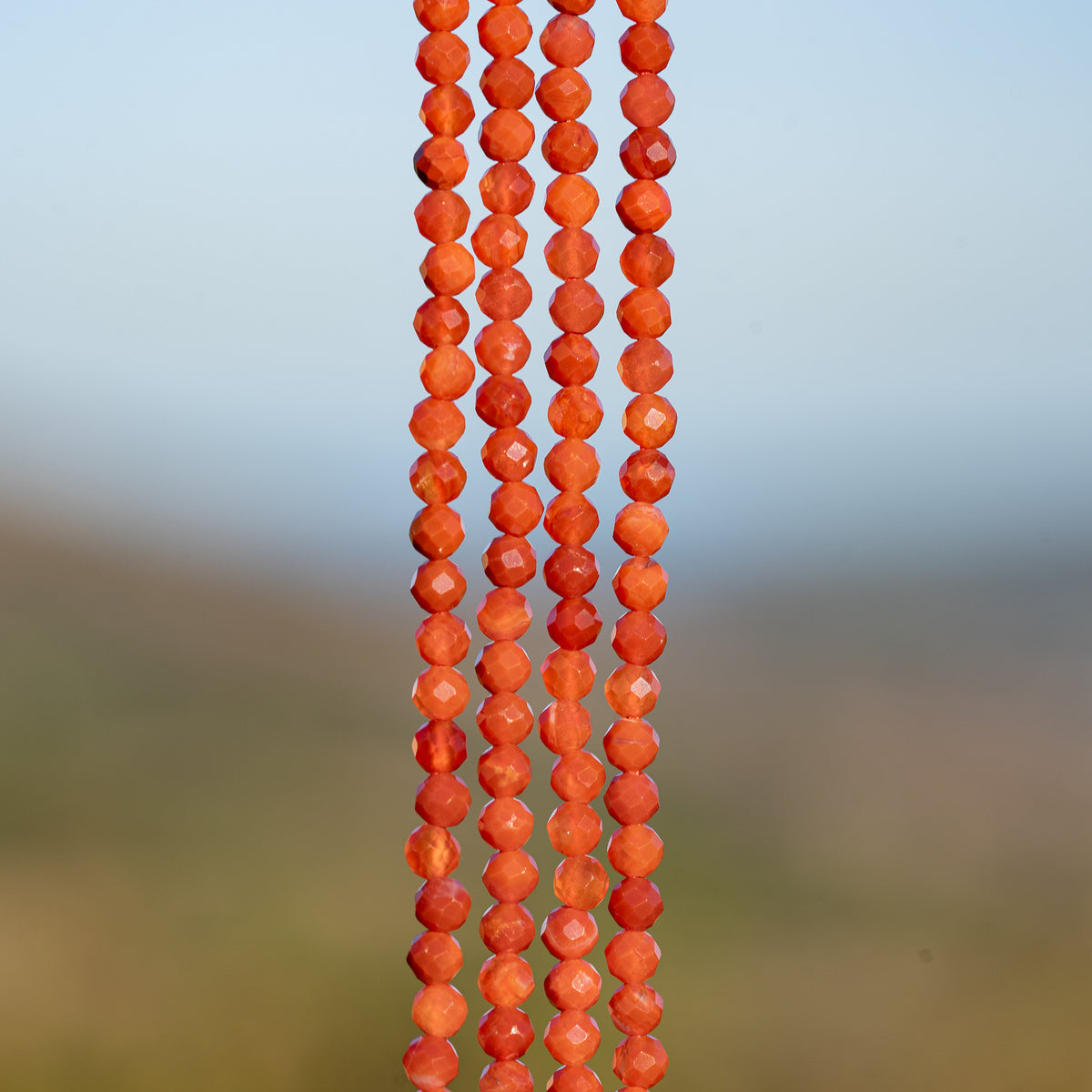 Perles rondes facettes de Cornaline rouge de 3,2 mm ( rang de env 126 perles )