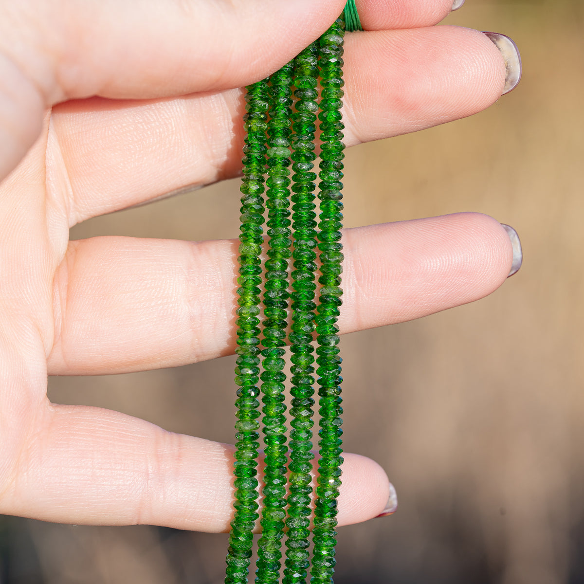 Perles rondelles facettes de Diopside chrome de 3,7 mm ( 1/2 rang de env 122 perles )