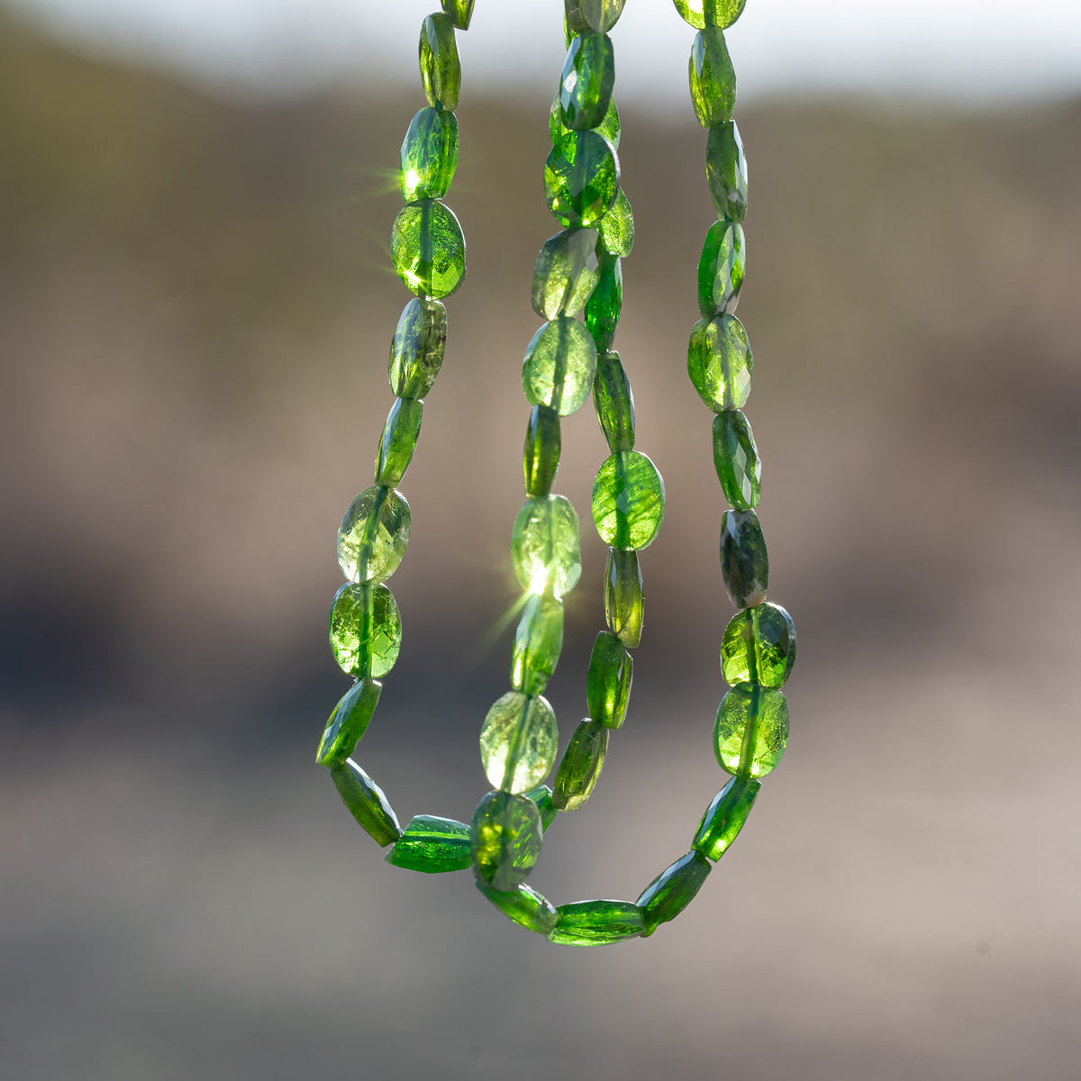 Perles ovales facettes de Diopside chrome de env 6/7 mm ( rang de env 56 perles )