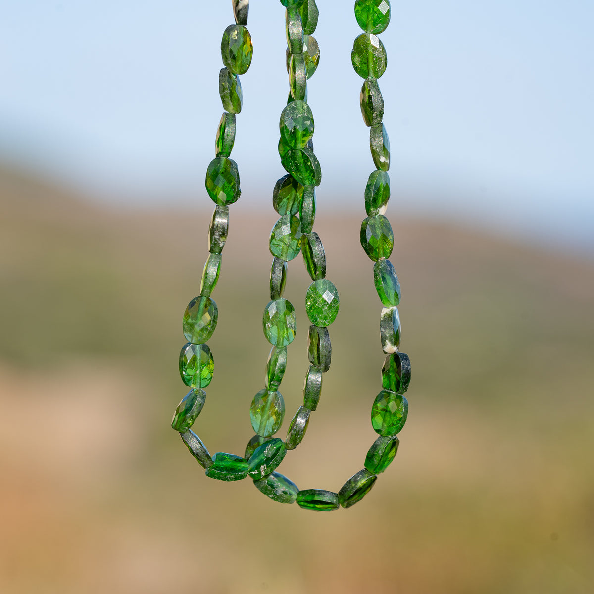 Perles ovales facettes de Diopside chrome de env 6/7 mm ( rang de env 56 perles )