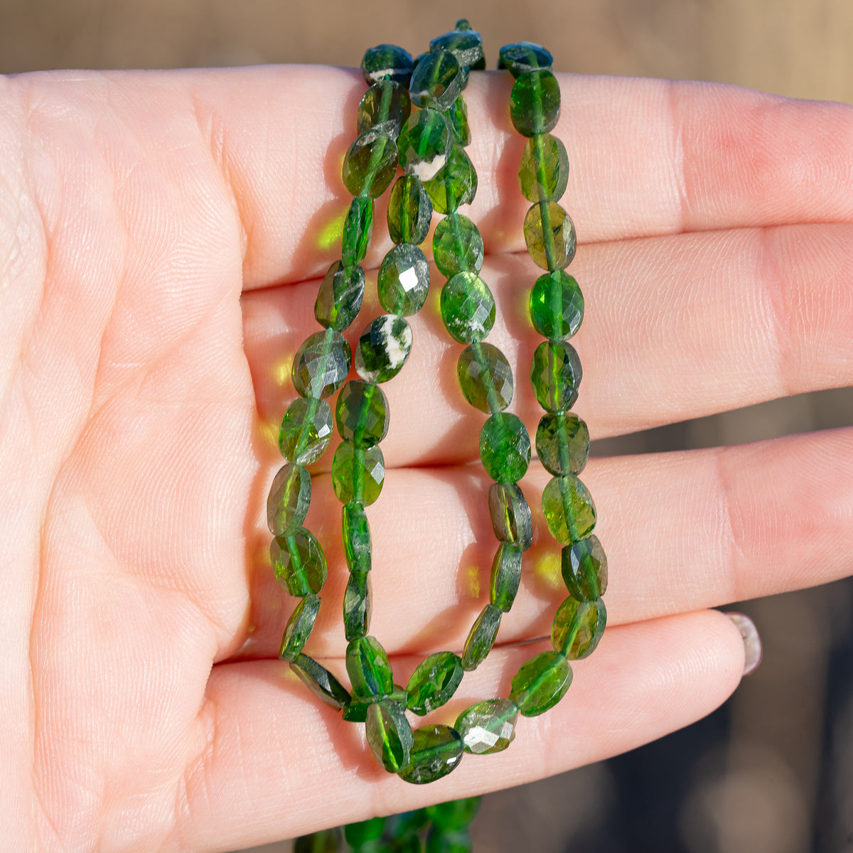 Perles ovales facettes de Diopside chrome de env 6/7 mm ( rang de env 56 perles )