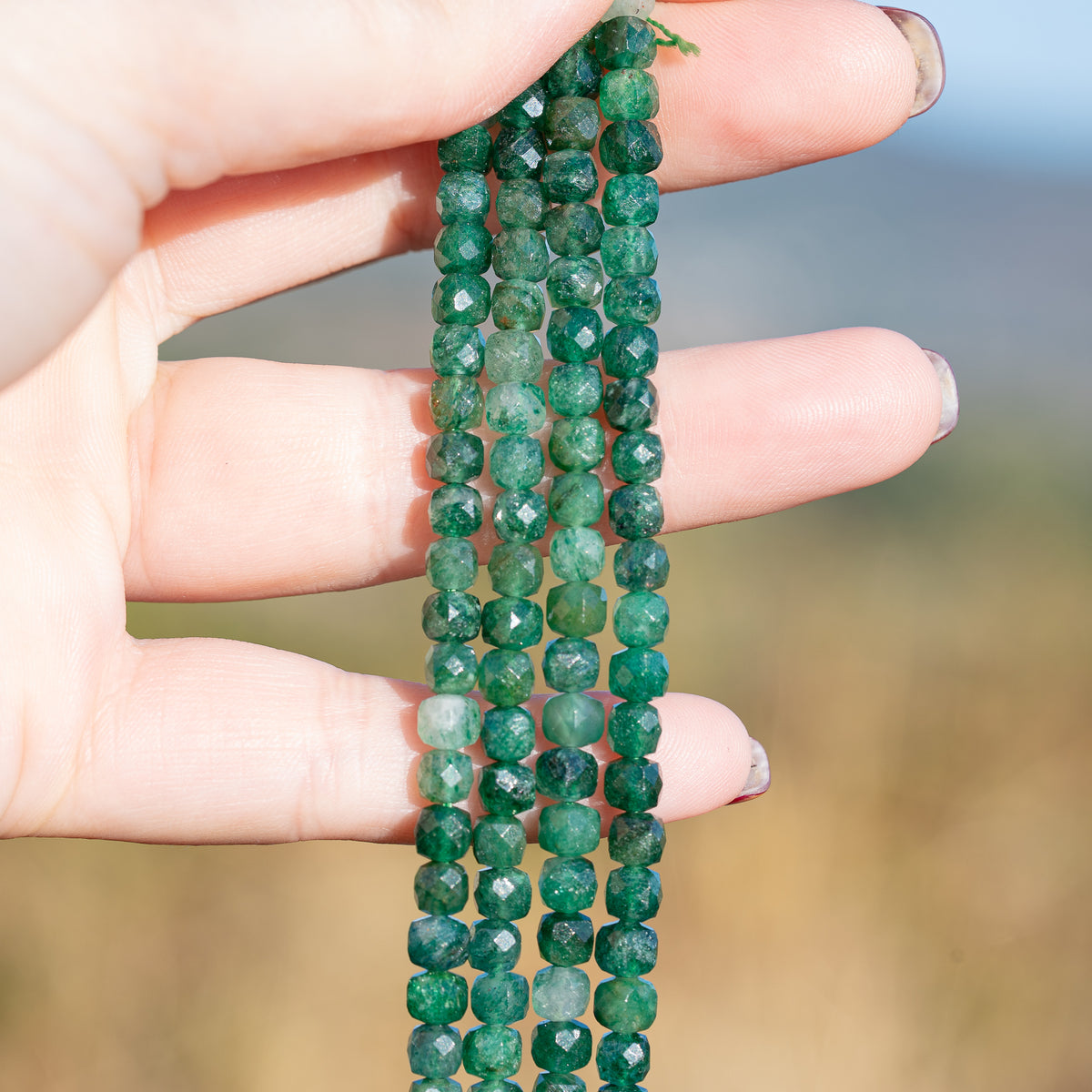 Perles cubes facettes de Fuchsite de 5 mm ( 1/2 rang de env 40 perles )