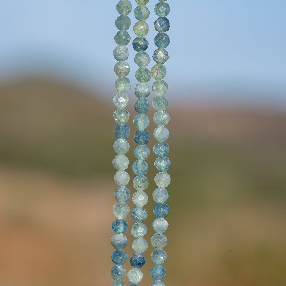 Perles rondes facettes de Cyanite verte/bleue de 4 mm ( 1/2 rang de env 68 perles )