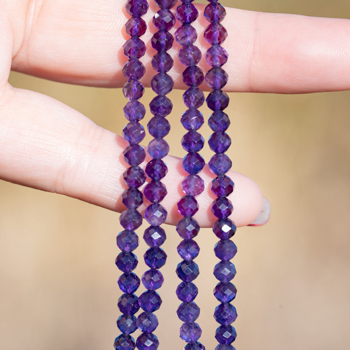 Perles rondes facettes en Améthyste violette de 4,4 mm ( rang de env 96 perles )