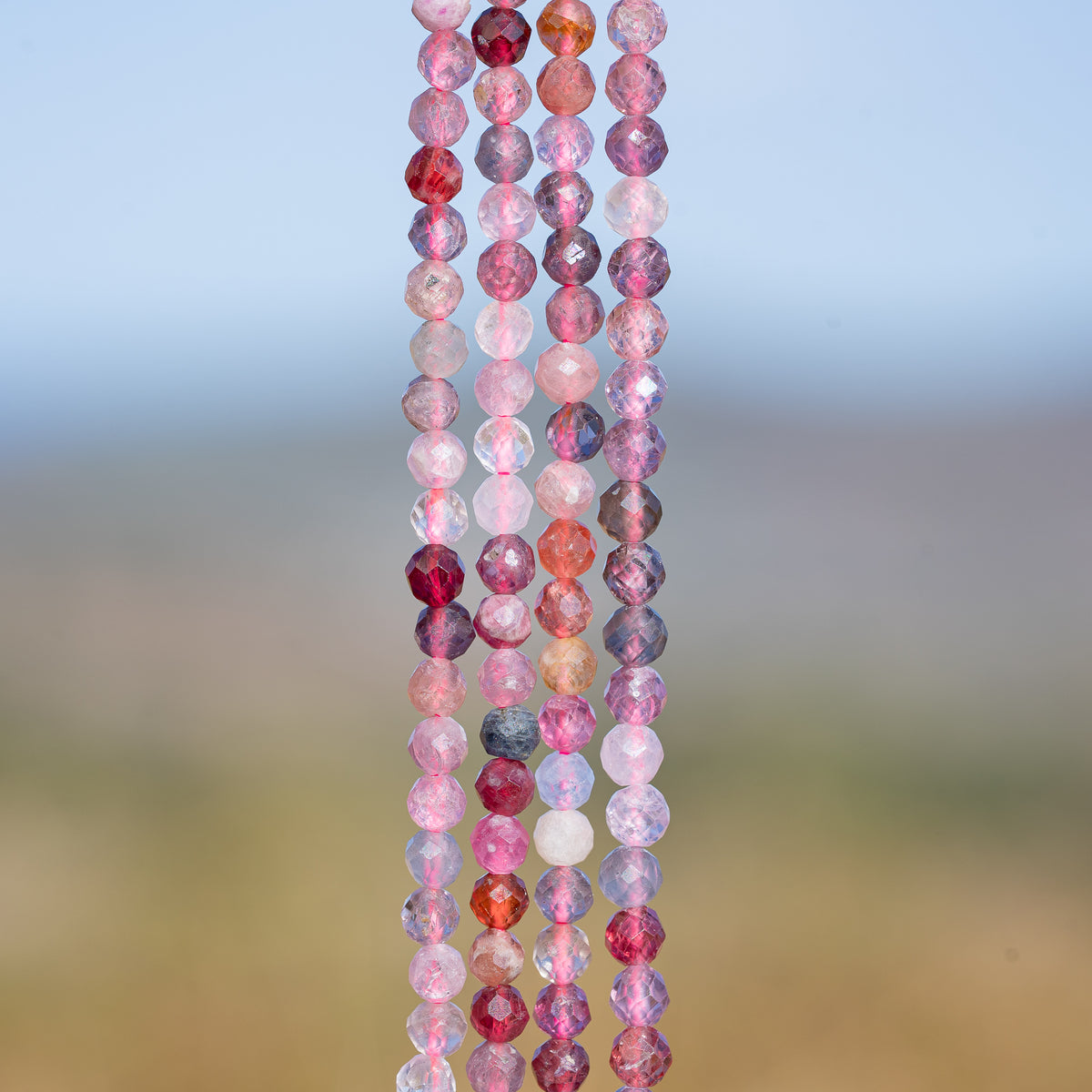 Perles rondes facettes de Spinelle multicolore de 4 mm ( 1/2 rang de env 50 perles )