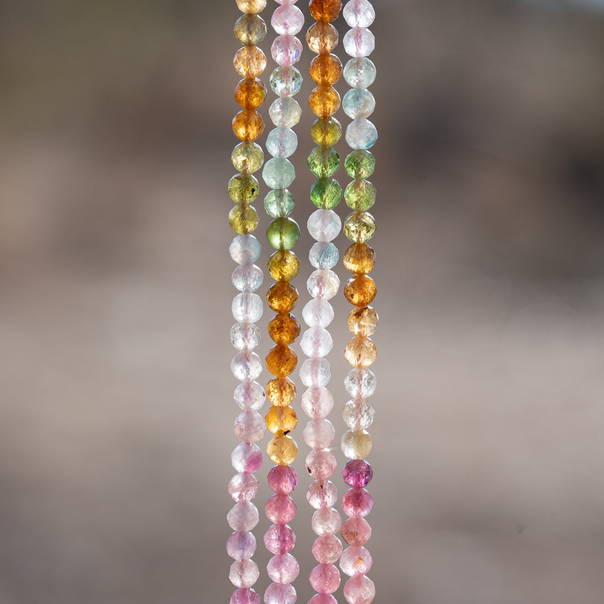 Perles rondes facettes de Tourmaline multicolore de 4 mm ( 1/2 rang de env 50 perles )