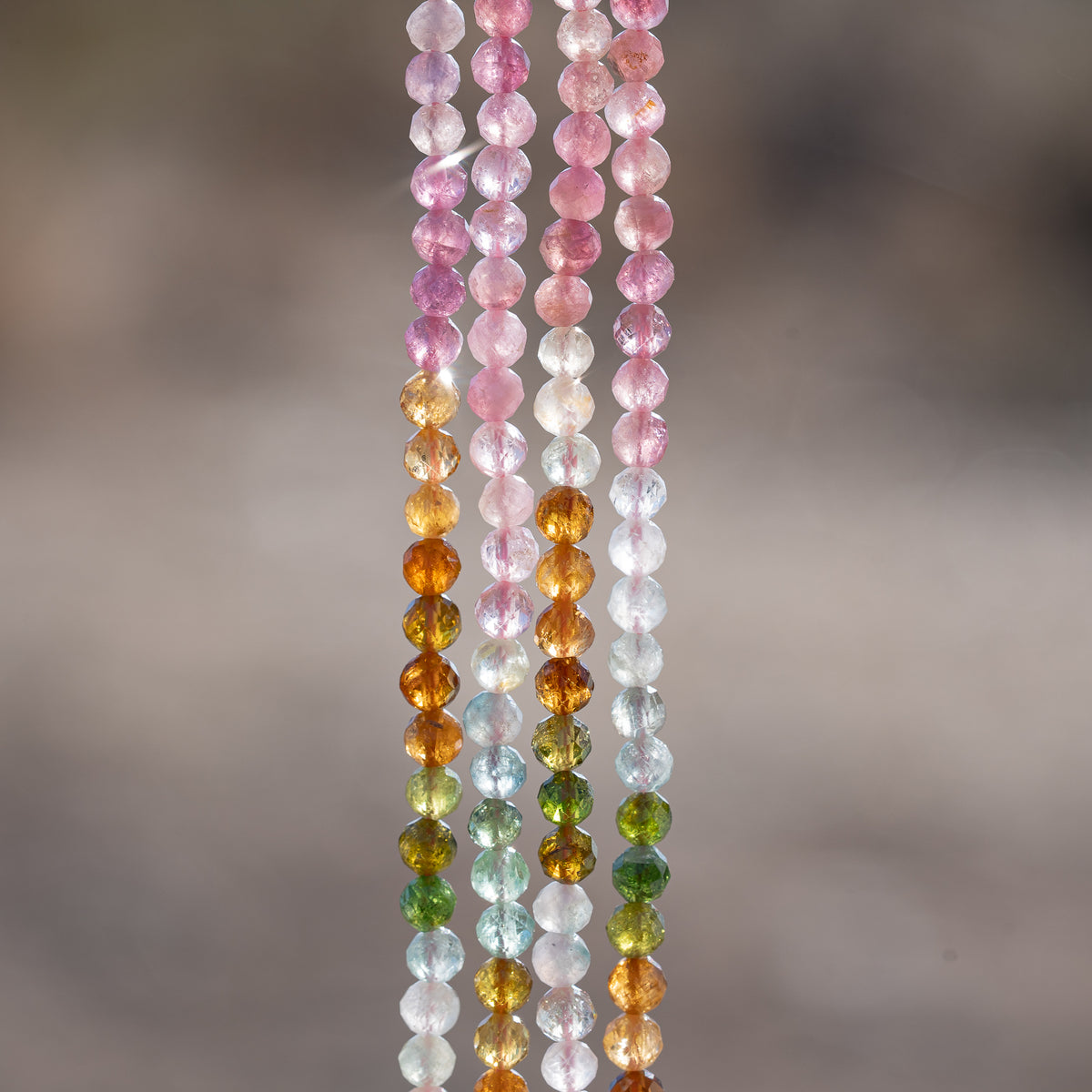 Perles rondes facettes de Tourmaline multicolore de 4 mm ( 1/2 rang de env 50 perles )
