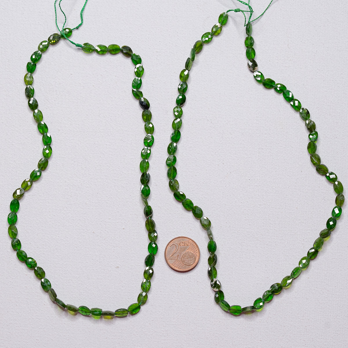 Perles ovales facettes de Diopside chrome de env 6/7 mm ( rang de env 56 perles )