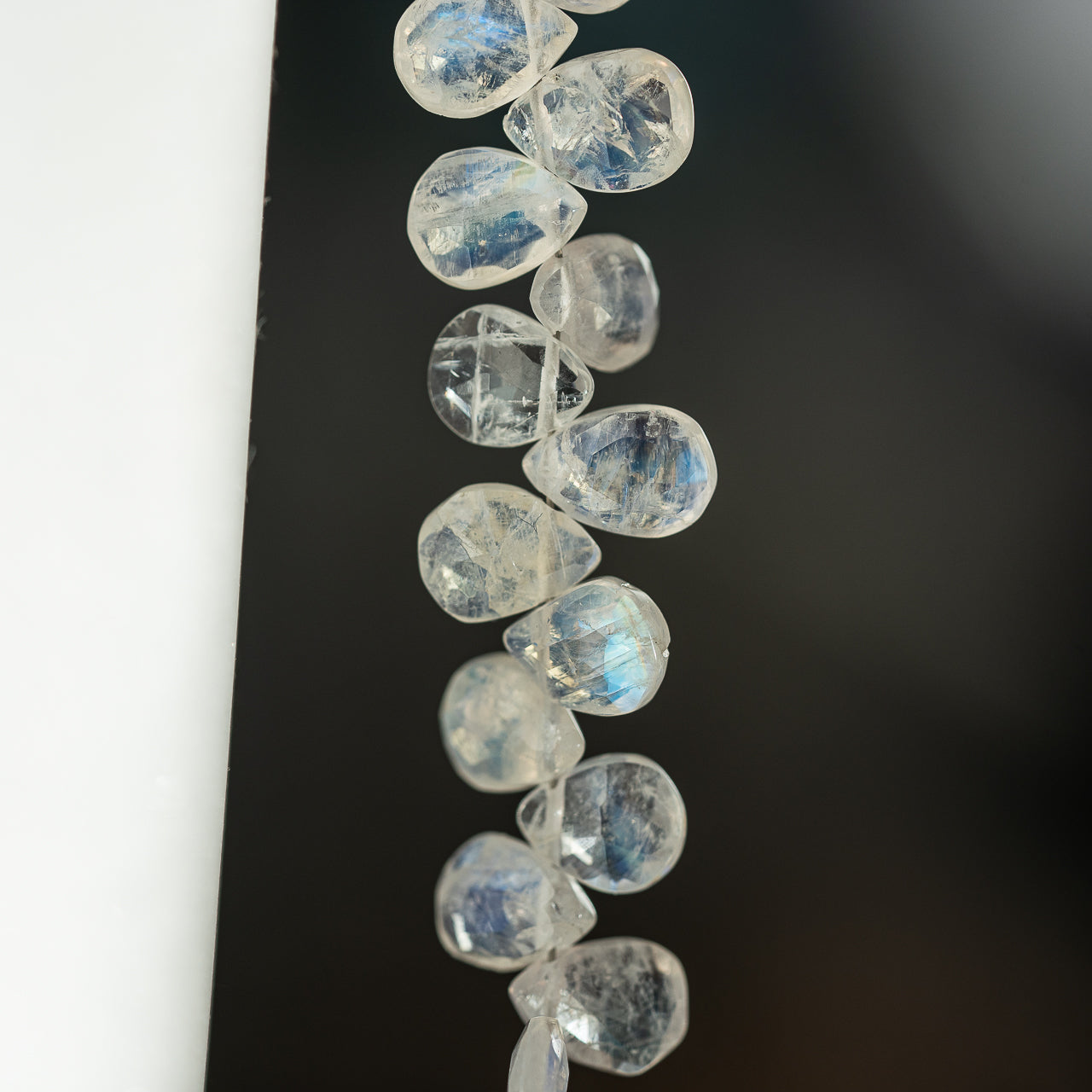 Perles gouttes facettes de Labradorite blanche de 6/9 mm ( lot de 2 perles )