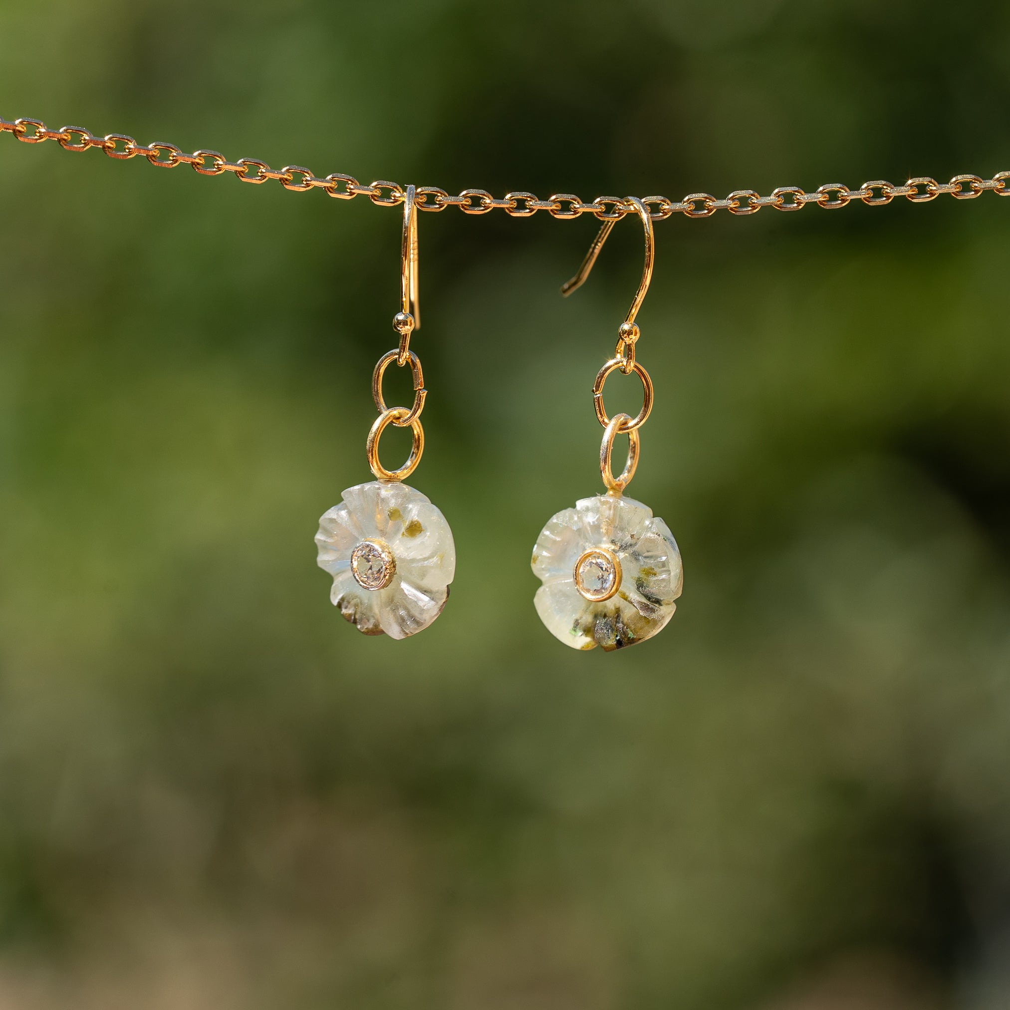 Les fleurs " Nidhih " Quartz fumé, zirconium et argent 925 plaqué or ( à l&