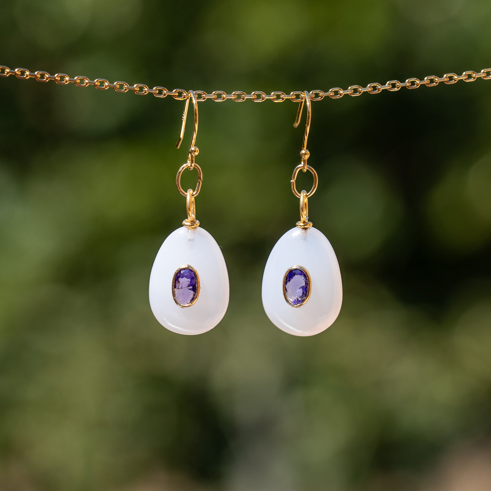 Les charms rond " Nidhih " en Pierre de lune, zirconium et argent 925 plaqué or ( à l&