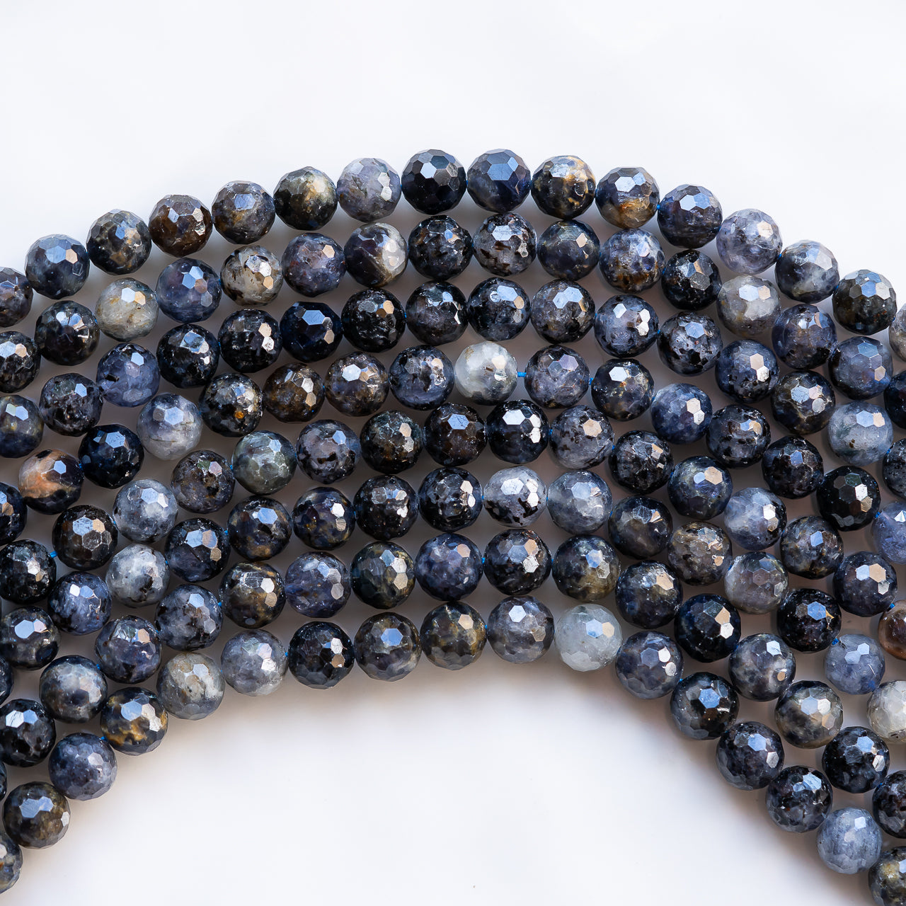 Perles rondes facettes de Iolite de 7,5 mm ( rang de env 52 perles )