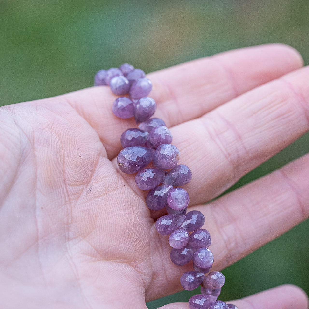 Perles goutes facettes de Rubis " rayonnant " de 5 à 10 mm ( lot de 2 perles )