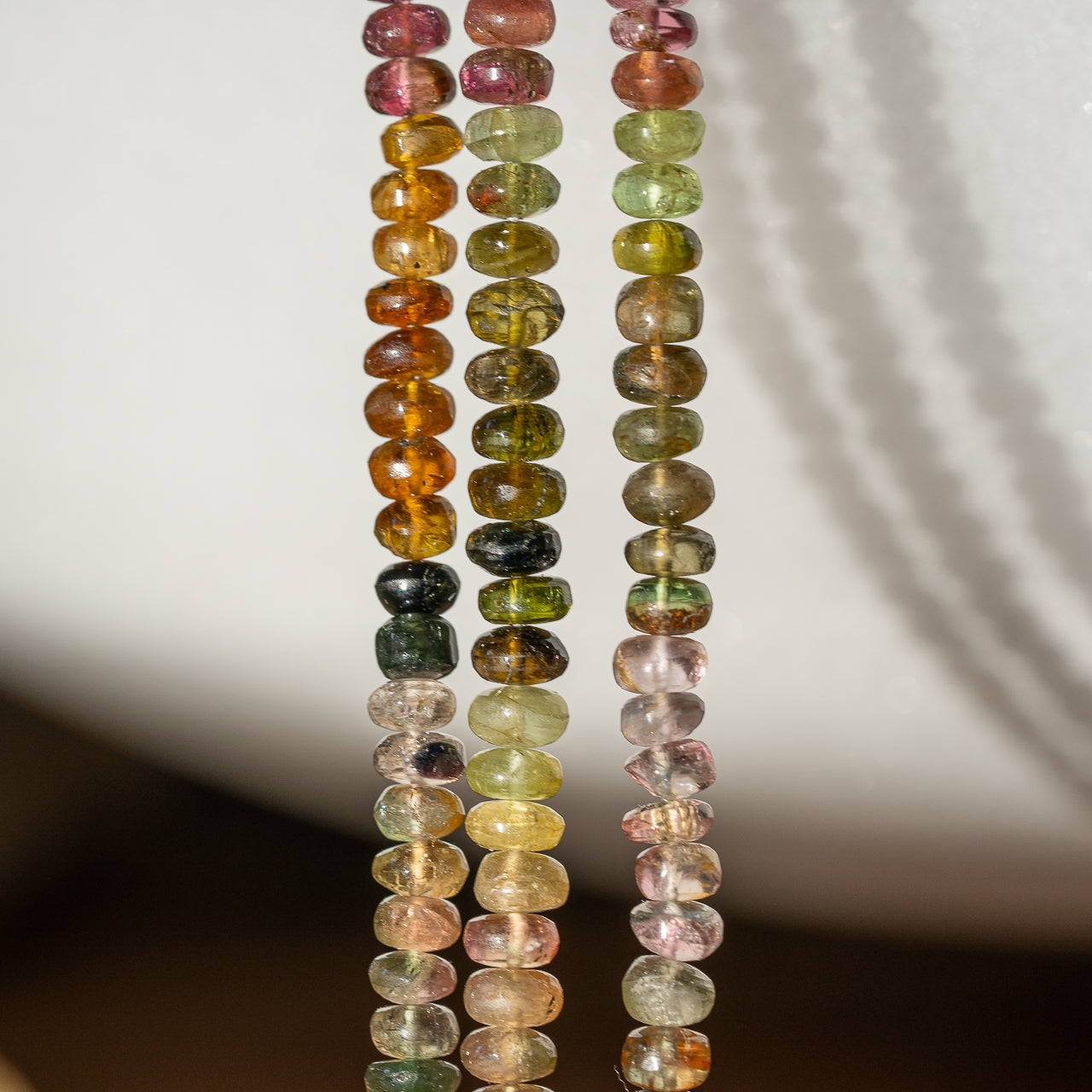 Perles rondelles lisses de Tourmaline multicolore de env 4,5 x 3 mm ( lot de 10 perles )