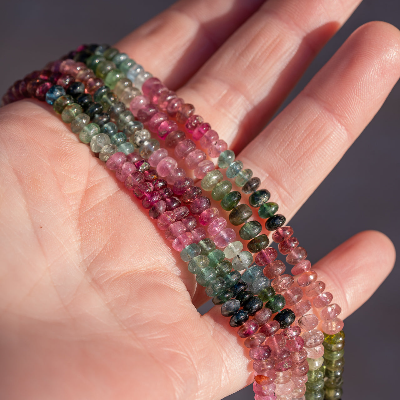 Perles rondelles lisses de Tourmaline multicolore de env 4,5 x 3 mm ( lot de 10 perles )