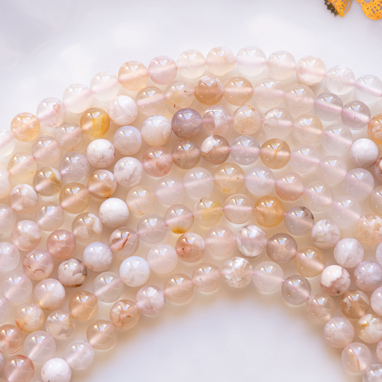 Perles rondes en Agate fleur de cerisier de 7,5/8,5 mm au choix ( rang de env 46/50 perles )