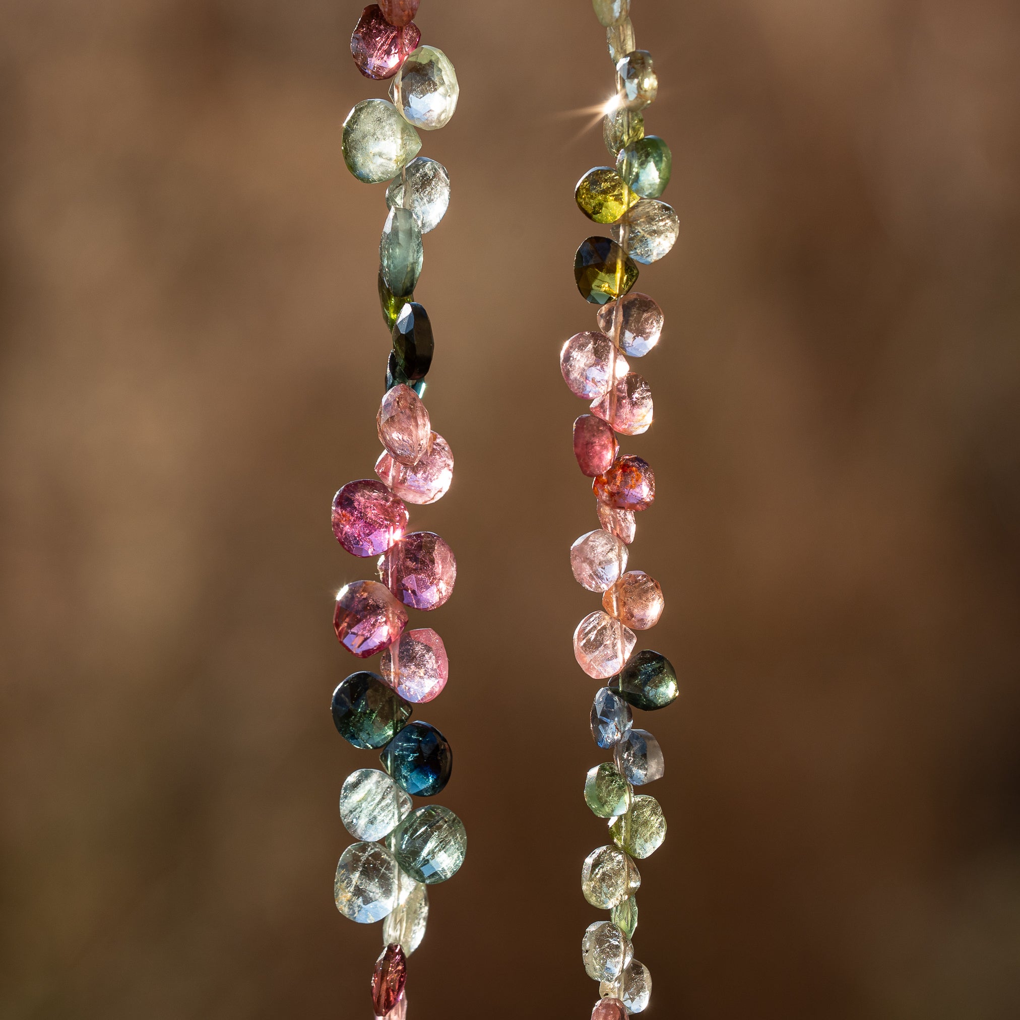 Fil de 20 cm et env 56/62 perles gouttes facettes de Tourmaline multicolore de env 4/6 mm