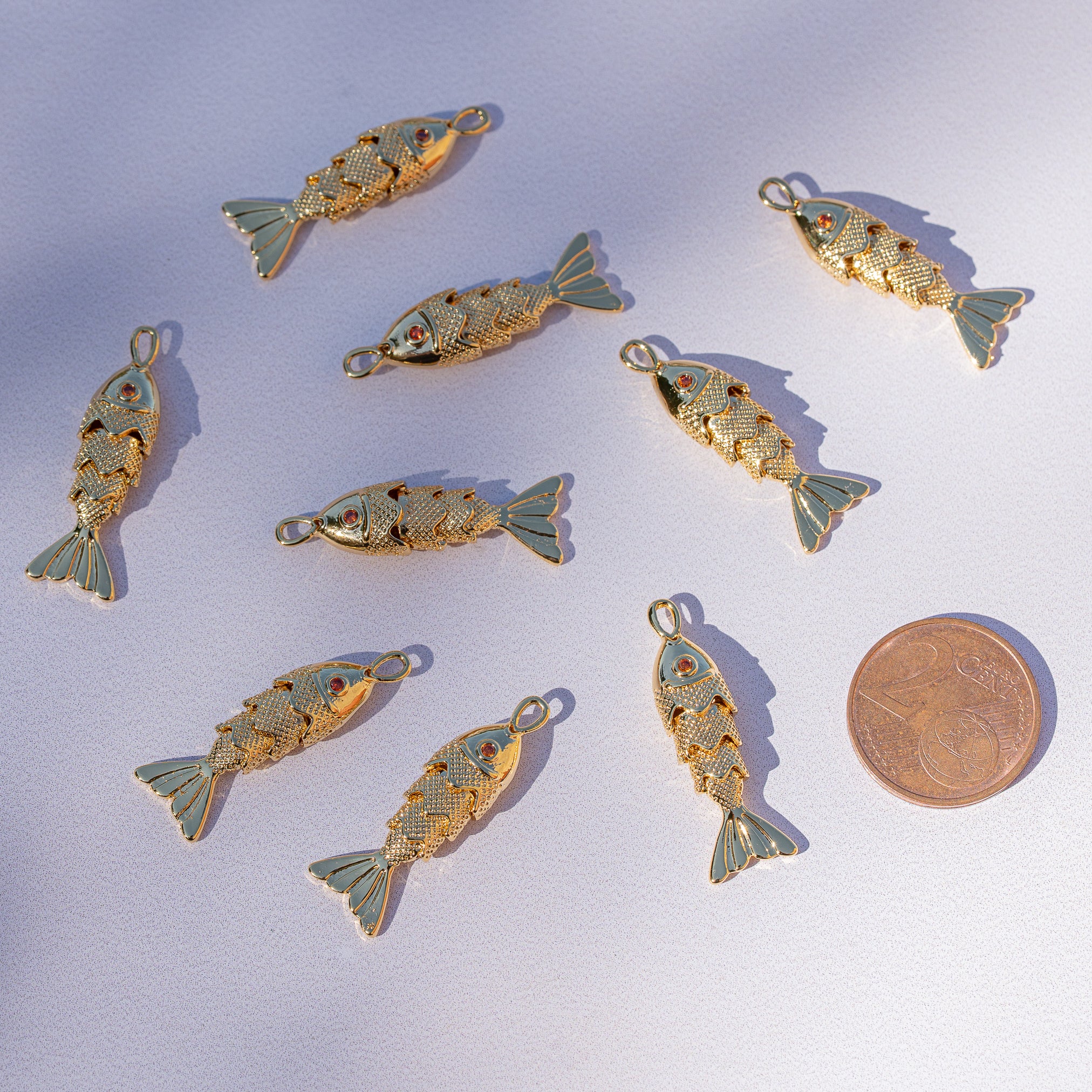 Breloques poissons articulées en laiton plaqué or 18k et zirconium orange de 27,5 mm ( à l&