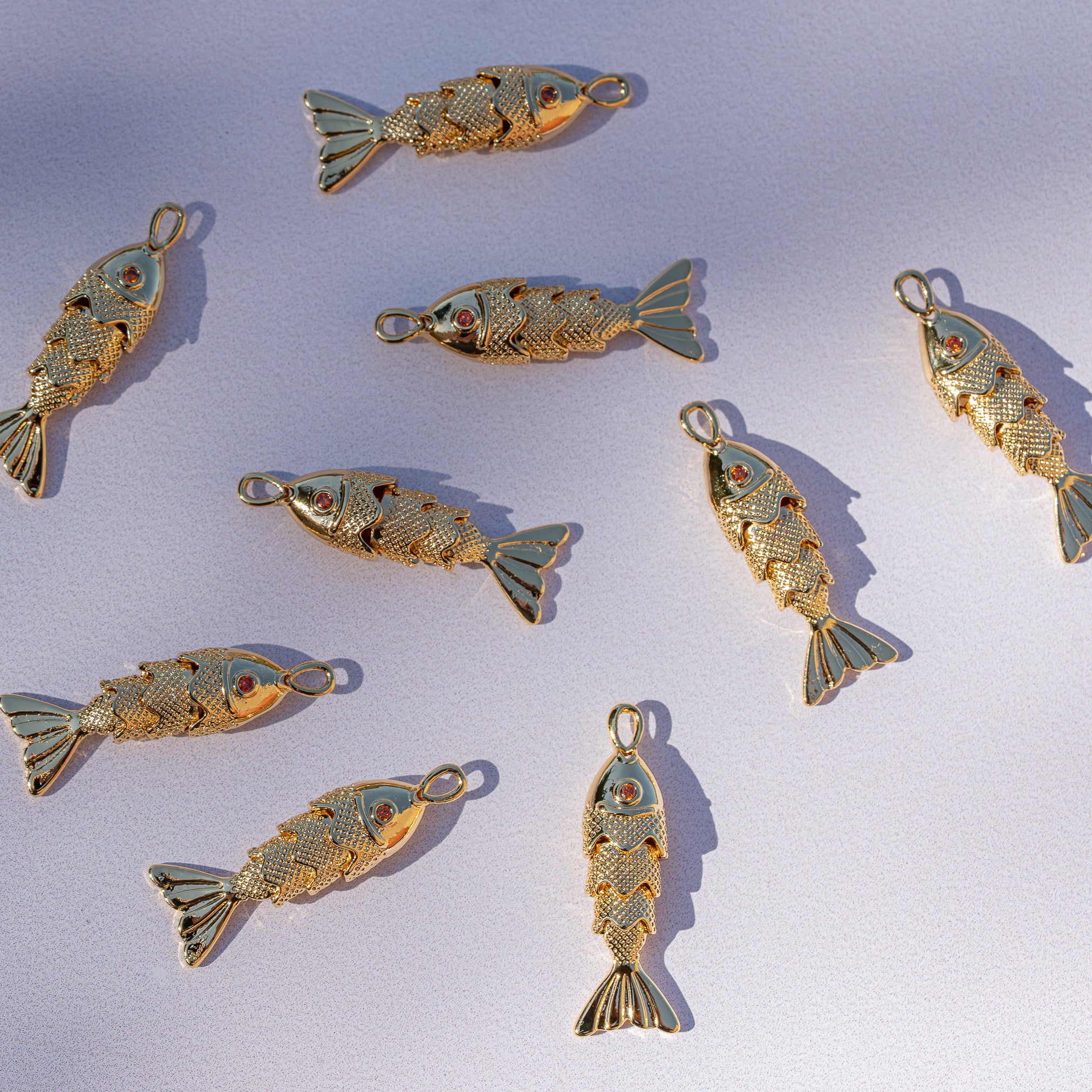 Breloques poissons articulées en laiton plaqué or 18k et zirconium orange de 27,5 mm ( à l&