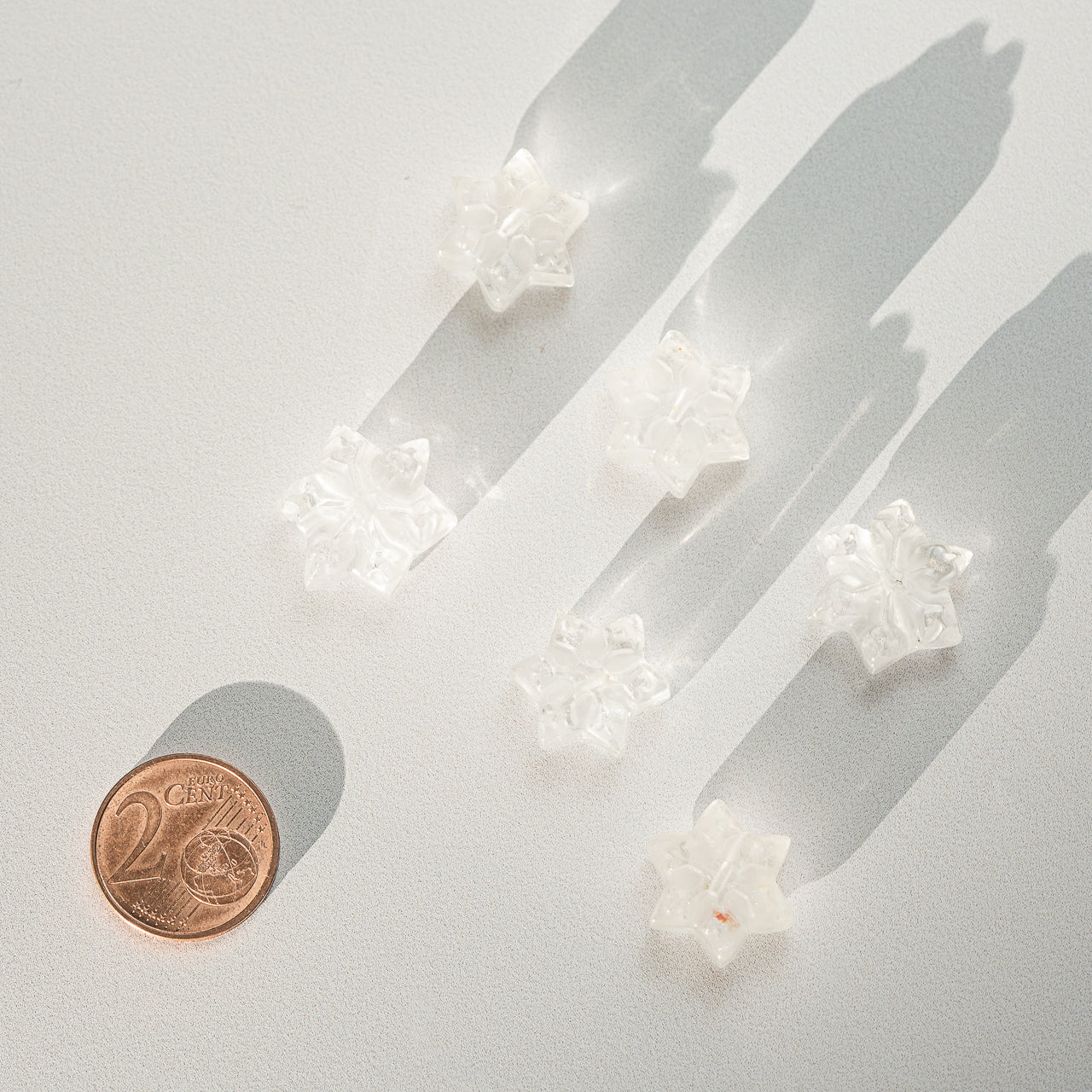 Perles sculptées flocons de neige en cristal de roche de env 18 mm ( à l&