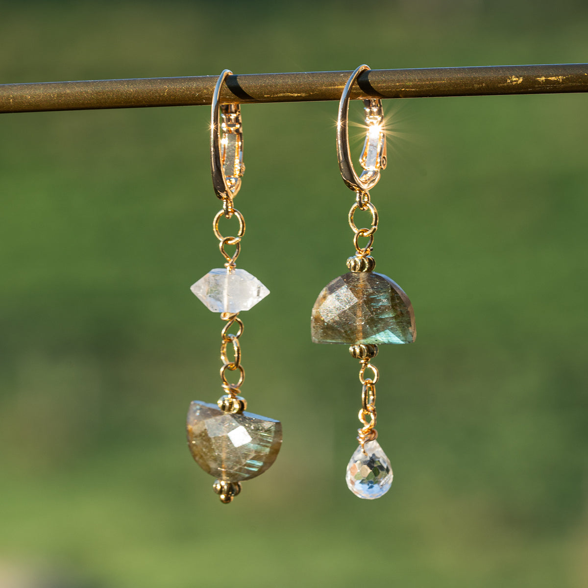 Perles demi-lunes facettes de Labradorite de env 13/15 mm ( lot de 2 perles )
