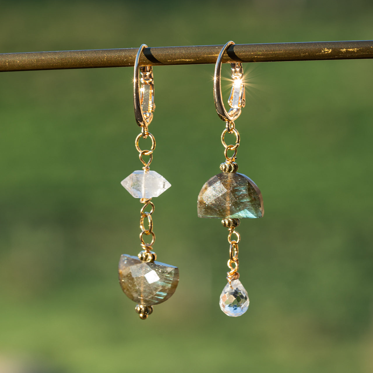 Perles demi-lunes facettes de Quartz fumé de env 13/16 mm ( lot de 2 perles )